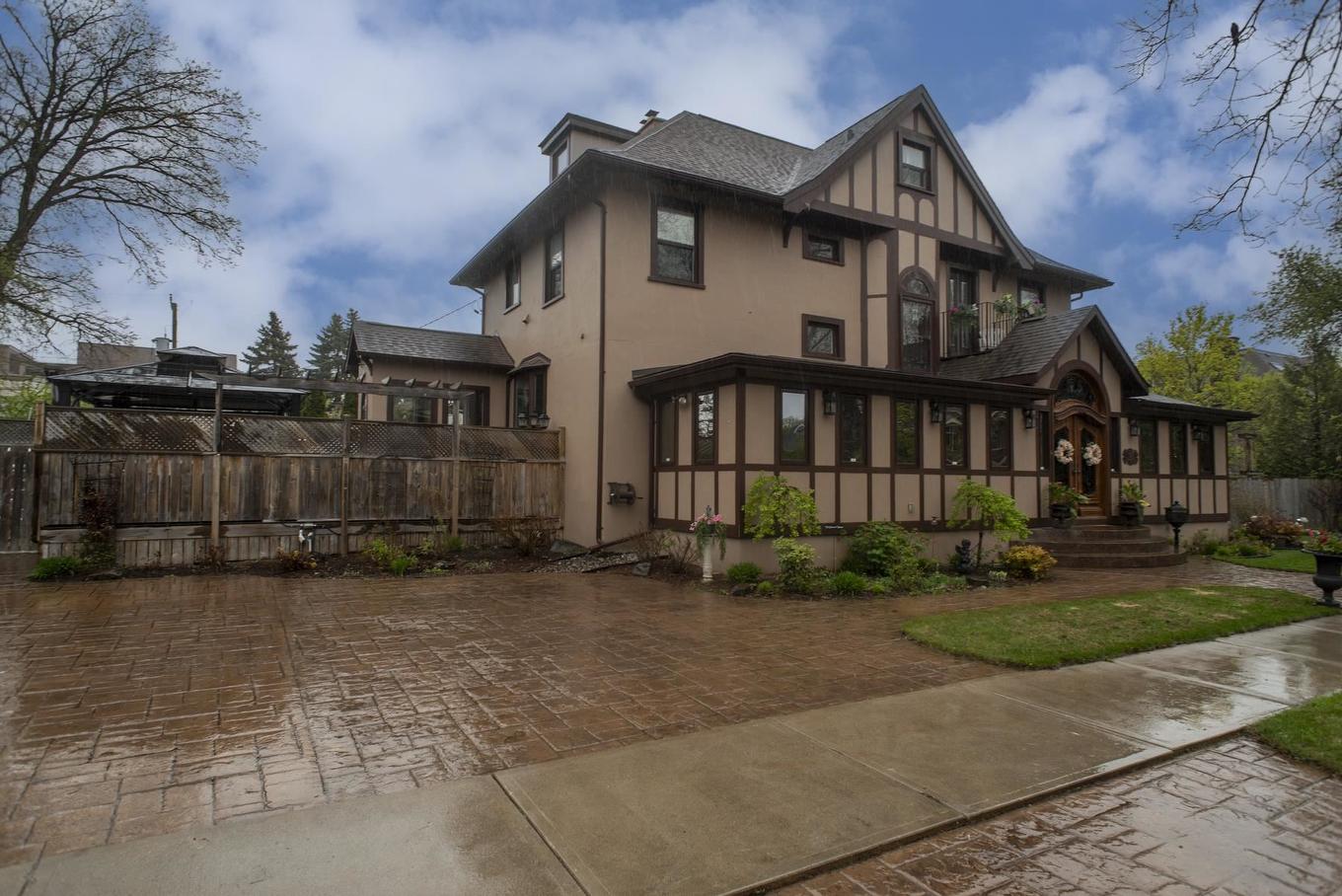 338 Catherine Street, Thunder Bay, ON - Outdoor With Facade