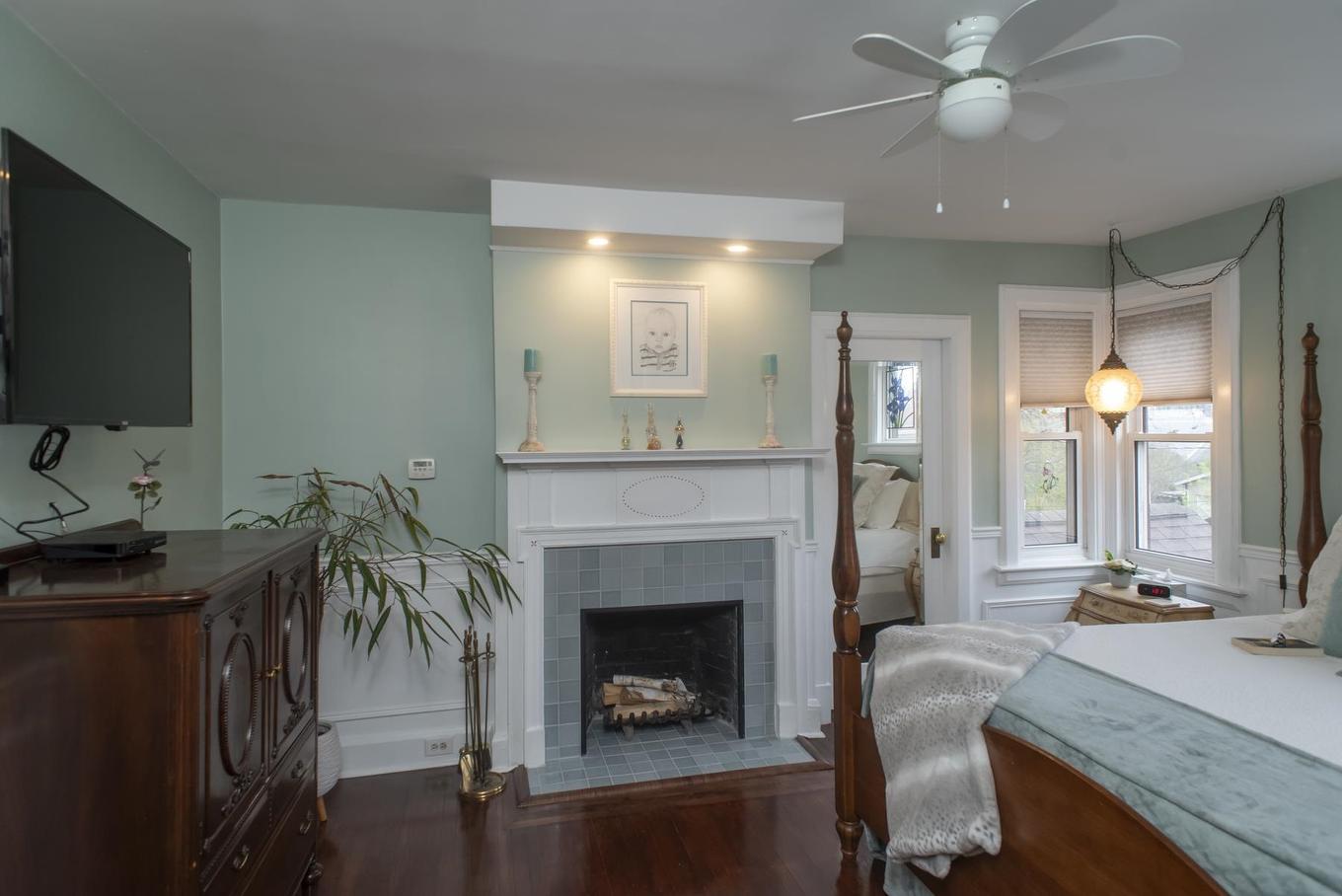 338 Catherine Street, Thunder Bay, ON - Indoor Photo Showing Living Room With Fireplace