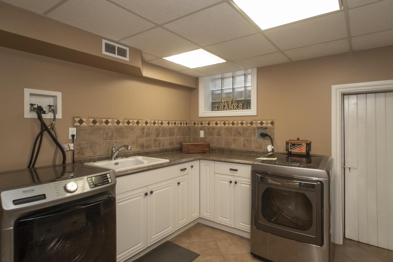 338 Catherine Street, Thunder Bay, ON - Indoor Photo Showing Laundry Room