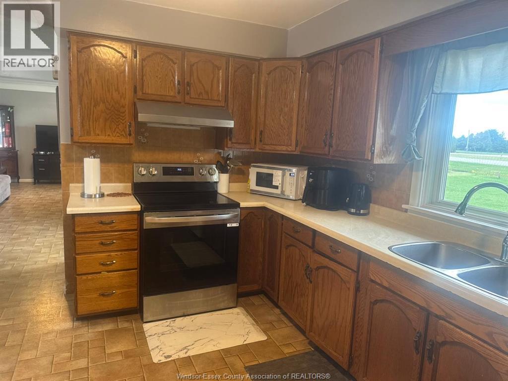 830 Talbot Road, Wheatley, ON - Indoor Photo Showing Kitchen With Double Sink