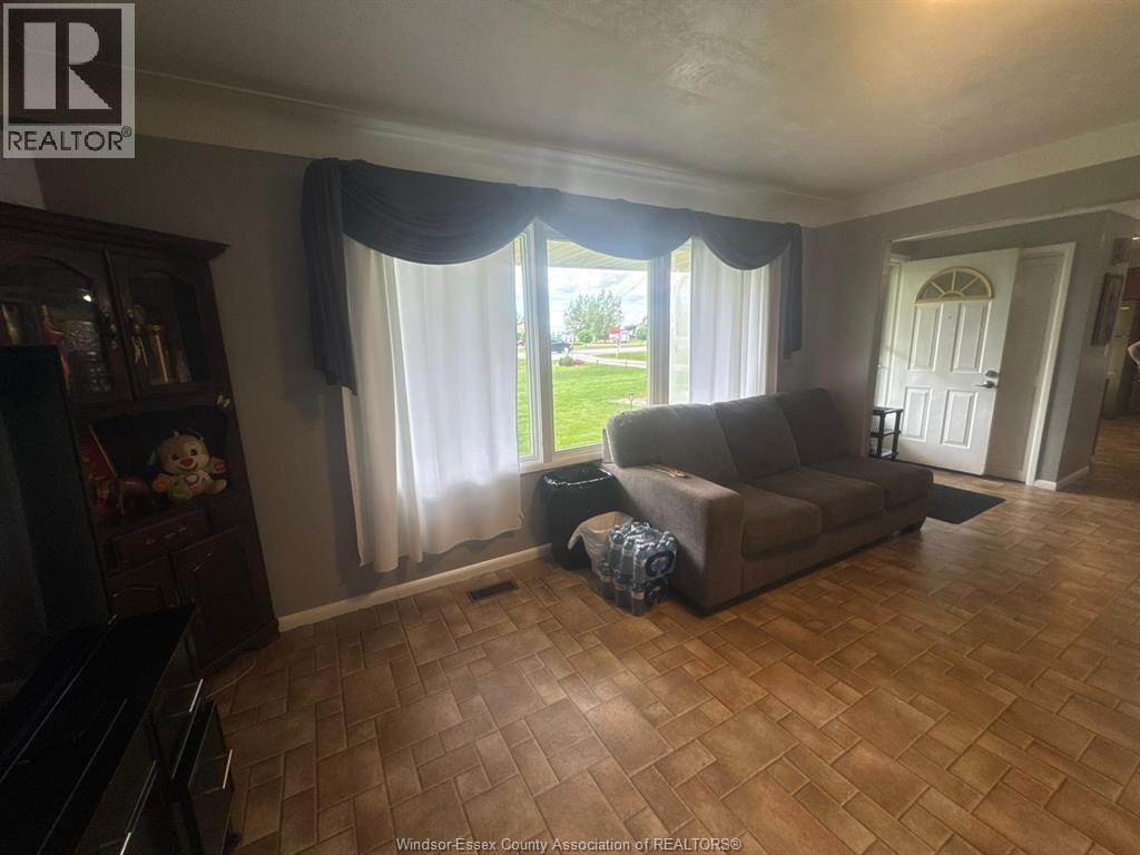 830 Talbot Road, Wheatley, ON - Indoor Photo Showing Living Room
