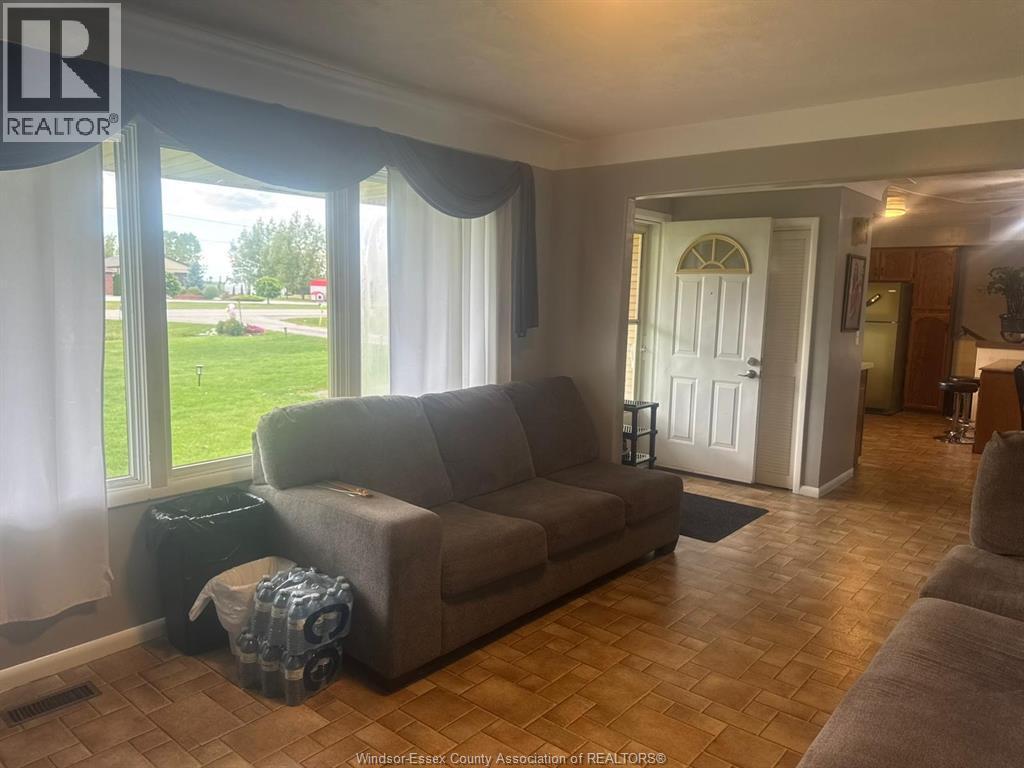 830 Talbot Road, Wheatley, ON - Indoor Photo Showing Living Room
