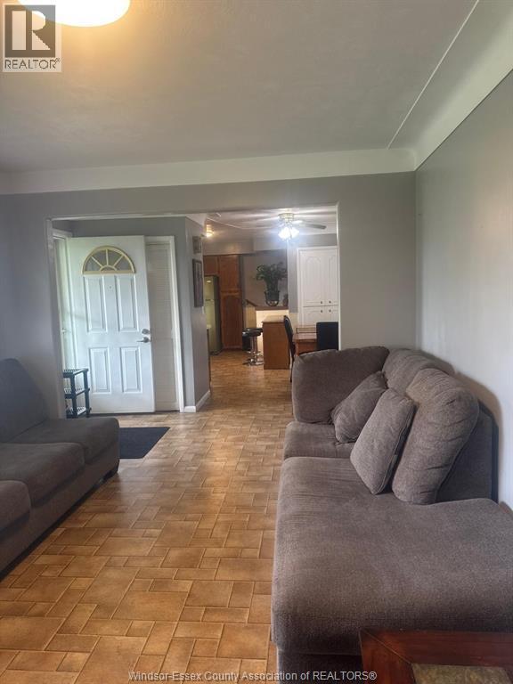 830 Talbot Road, Wheatley, ON - Indoor Photo Showing Living Room