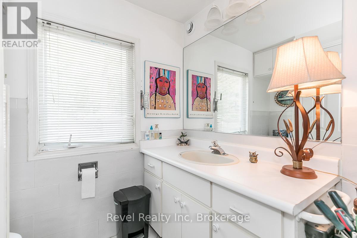 Main Floor bathroom - 11A - 739 Concession 15 Road W, Tiny, ON