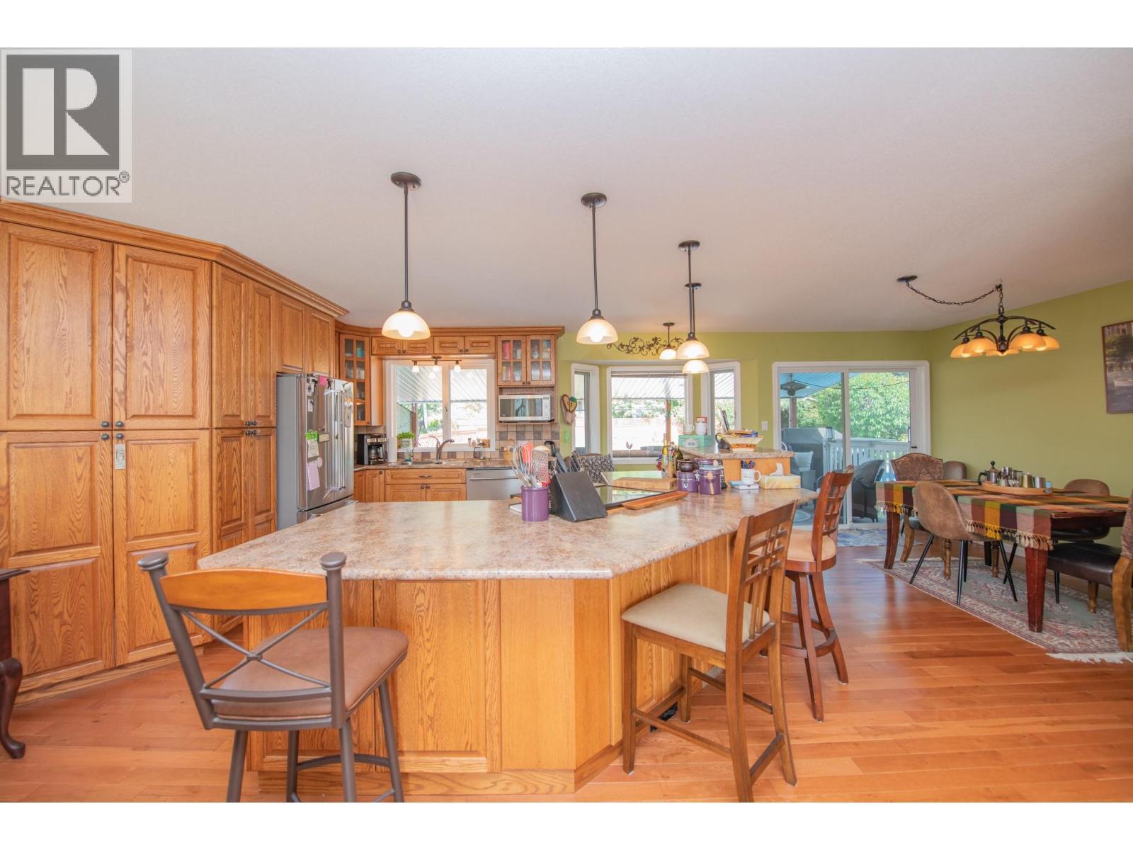 8841 Michael Drive, Coldstream, BC - Indoor Photo Showing Dining Room