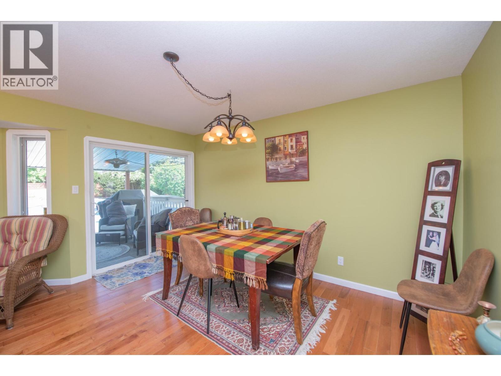 8841 Michael Drive, Coldstream, BC - Indoor Photo Showing Dining Room