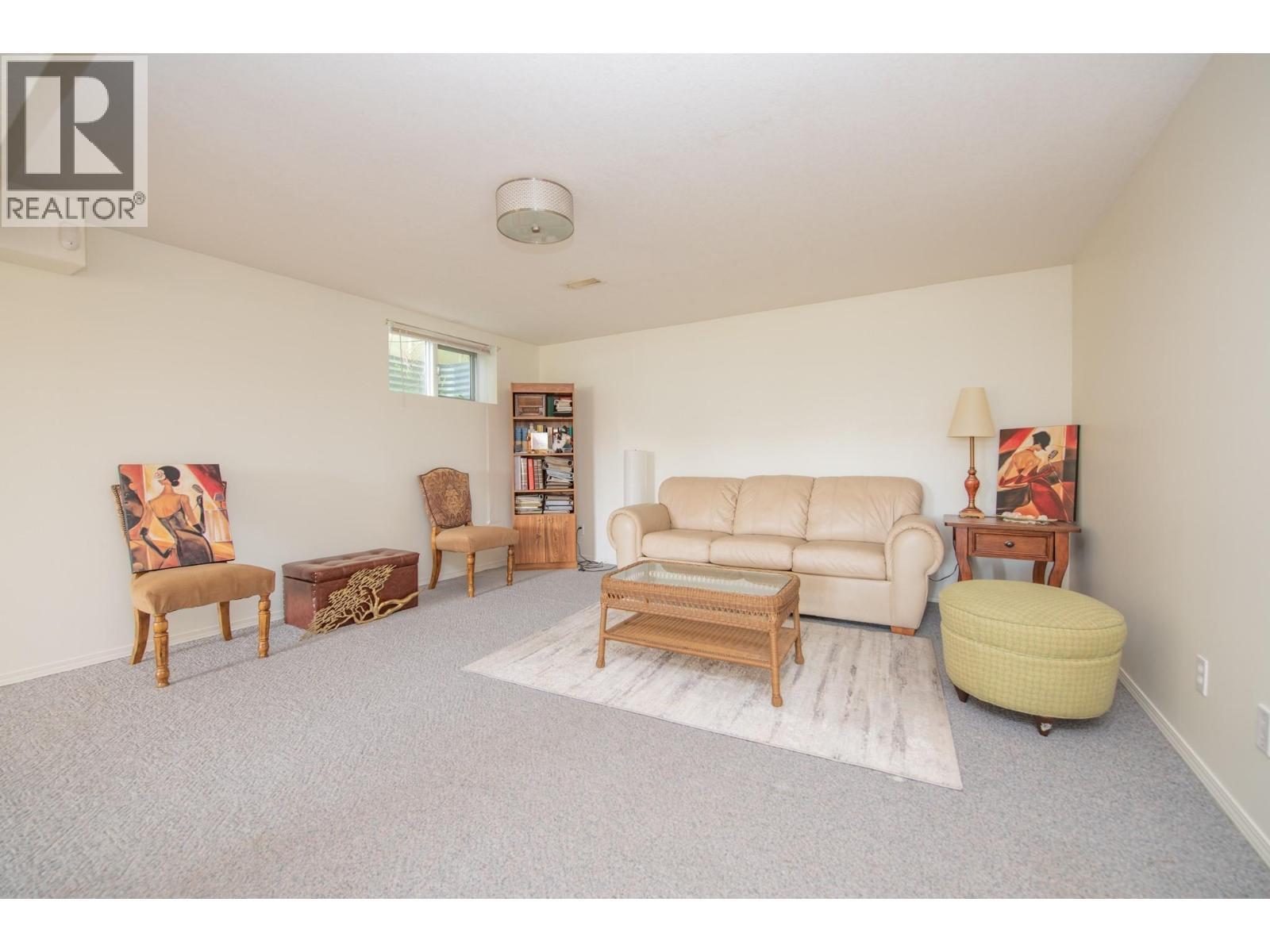 8841 Michael Drive, Coldstream, BC - Indoor Photo Showing Living Room