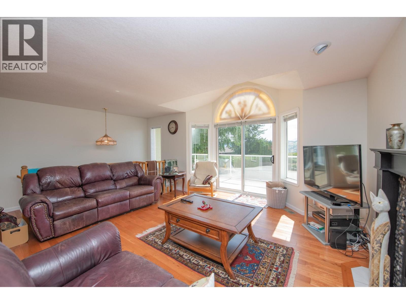 8841 Michael Drive, Coldstream, BC - Indoor Photo Showing Living Room