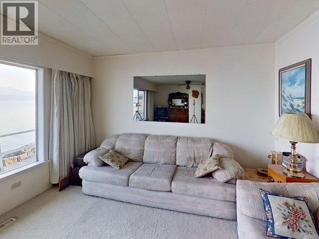 2617 Smelter Ave, Texada Island, BC - Indoor Photo Showing Living Room