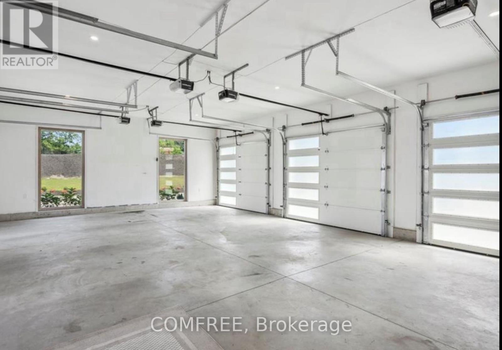 4252 Burnside Line, Severn, ON - Indoor Photo Showing Garage