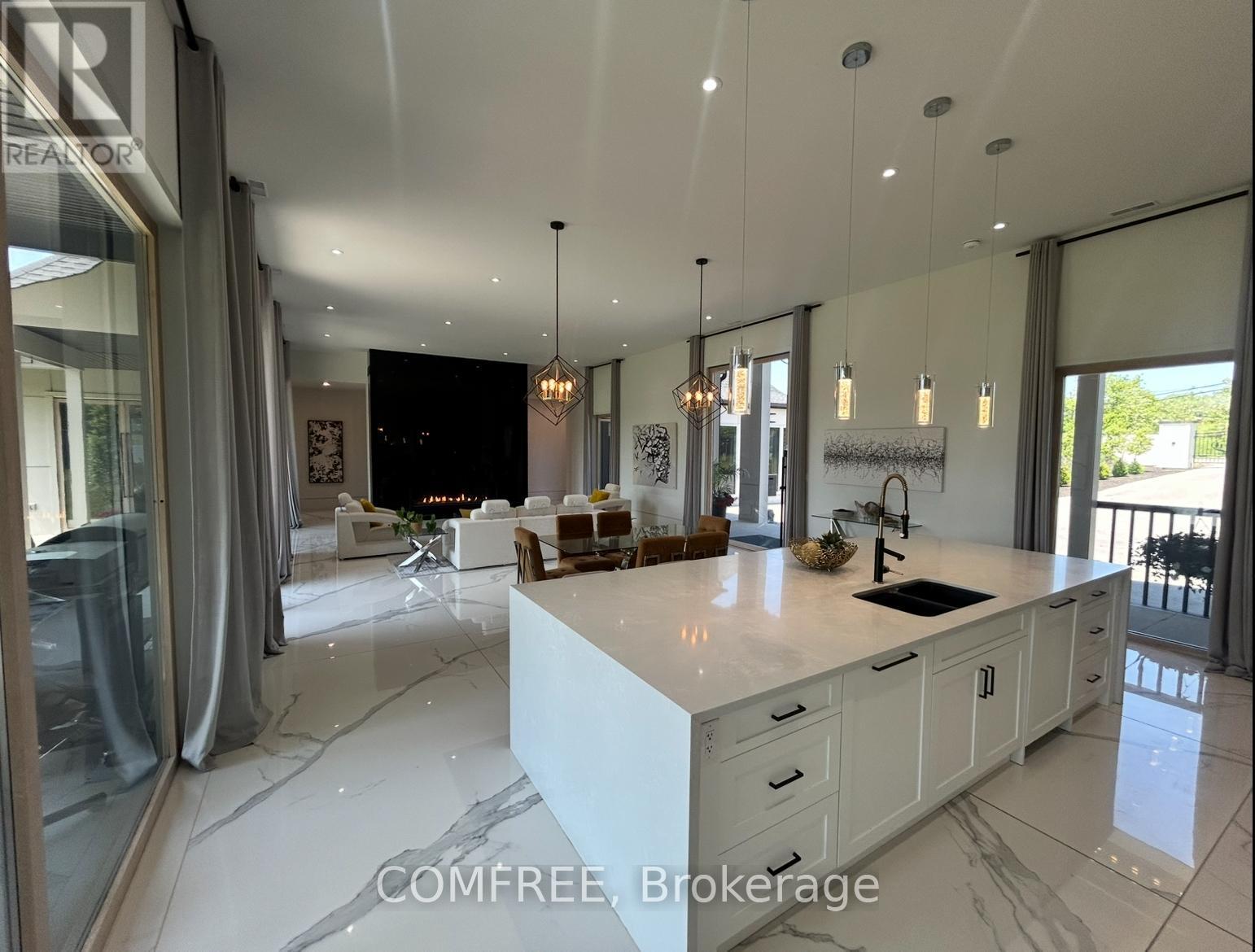 4252 Burnside Line, Severn, ON - Indoor Photo Showing Kitchen With Double Sink With Upgraded Kitchen