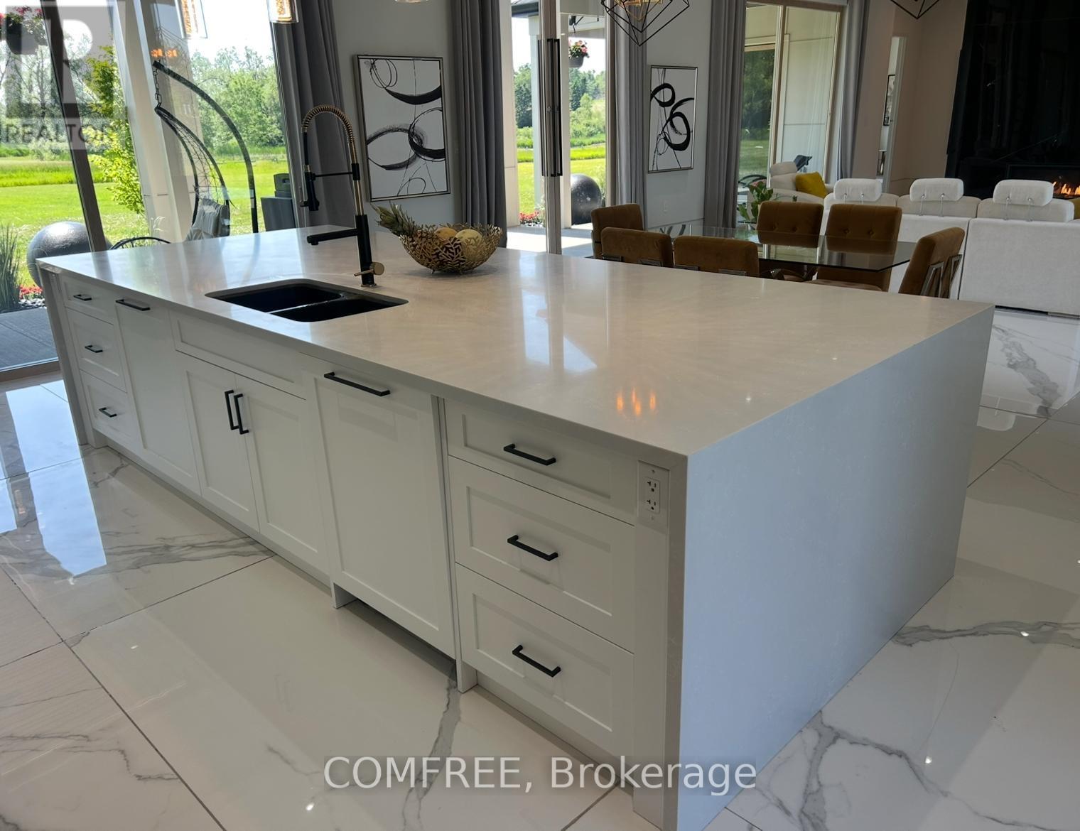 4252 Burnside Line, Severn, ON - Indoor Photo Showing Kitchen With Double Sink