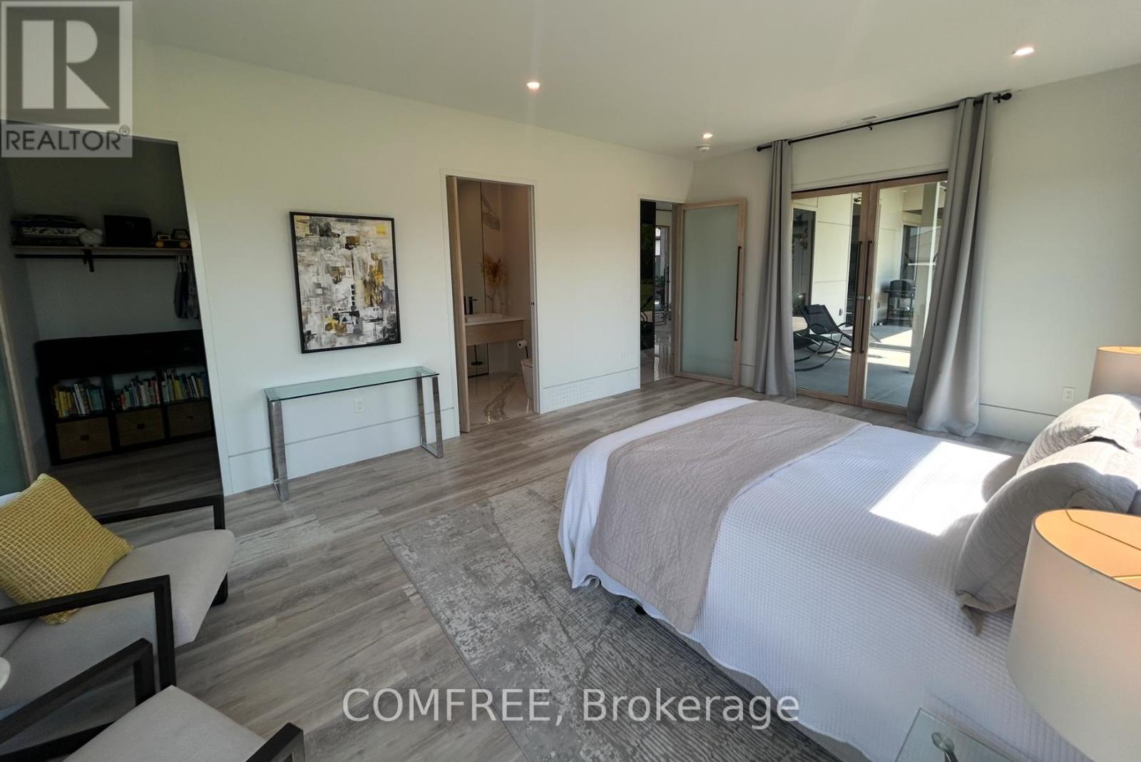 4252 Burnside Line, Severn, ON - Indoor Photo Showing Bedroom