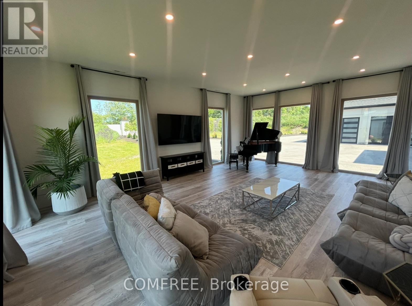 4252 Burnside Line, Severn, ON - Indoor Photo Showing Living Room