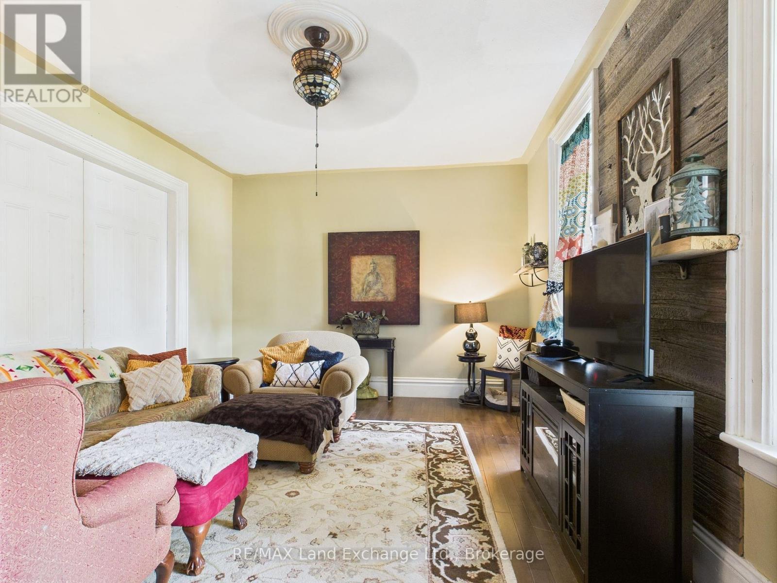 20 Queen Street, Huron-Kinloss, ON - Indoor Photo Showing Living Room