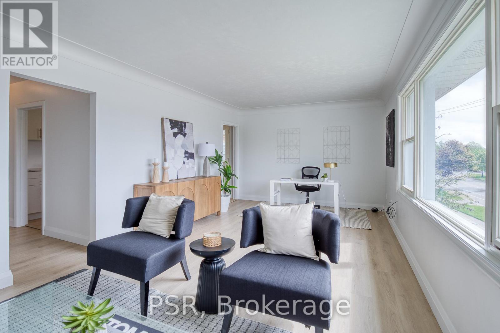 514 Krug Street, Kitchener, ON - Indoor Photo Showing Living Room