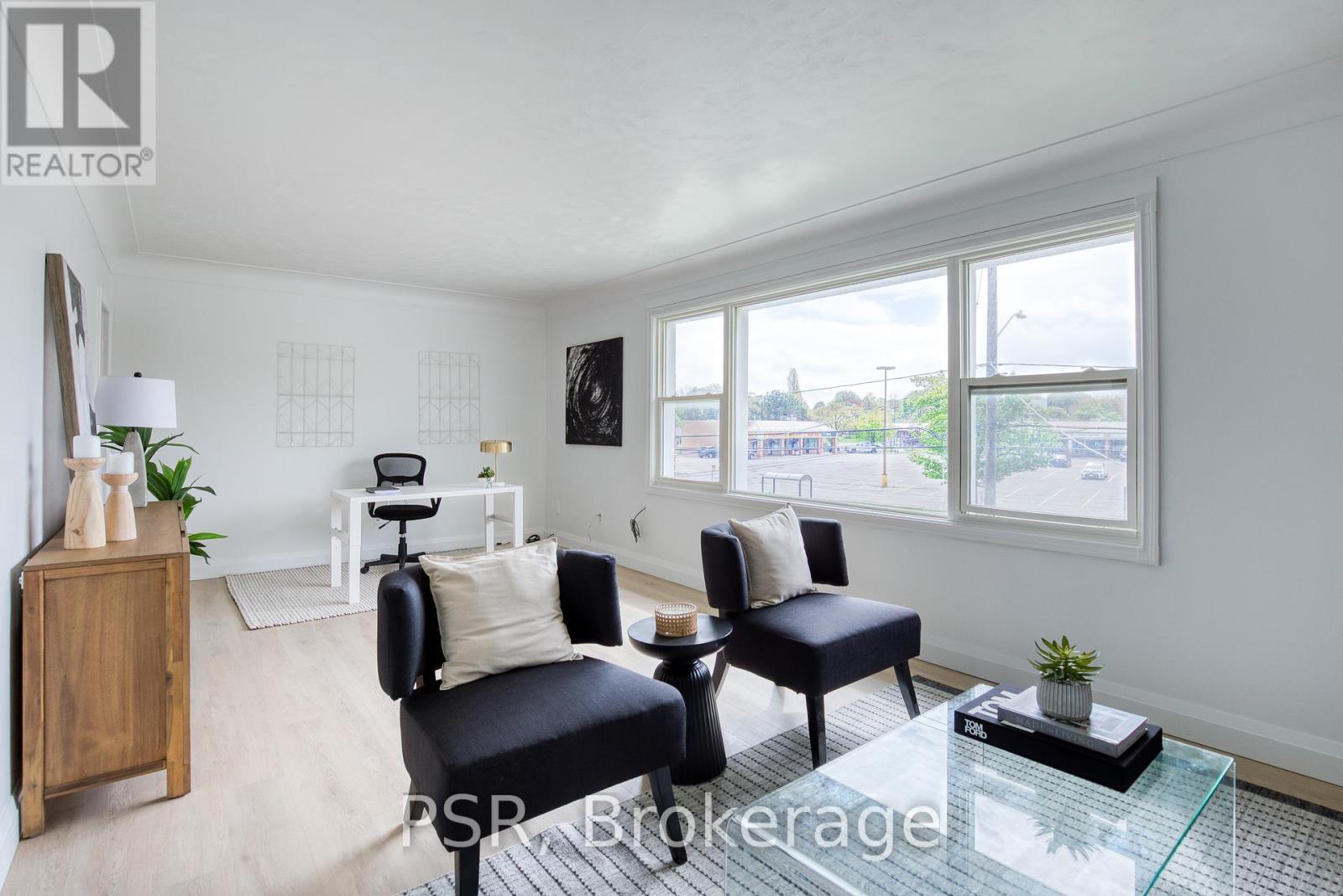 514 Krug Street, Kitchener, ON - Indoor Photo Showing Living Room