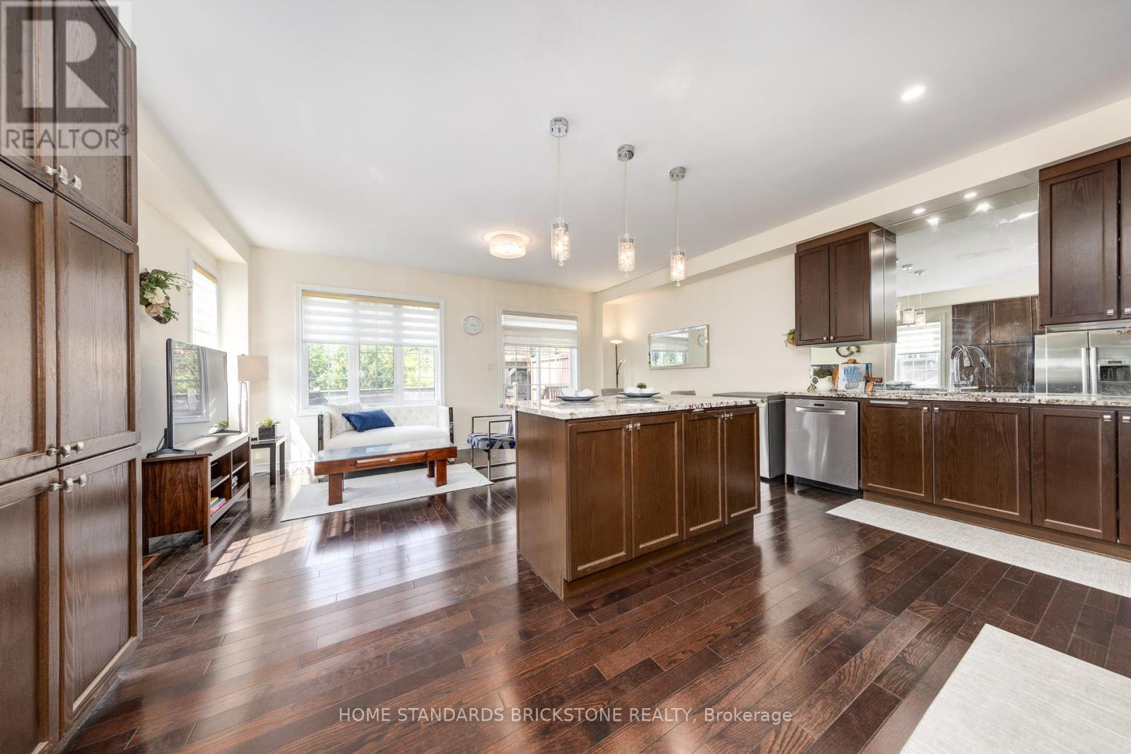 28 - 8777 Dufferin Street, Vaughan, ON - Indoor Photo Showing Kitchen