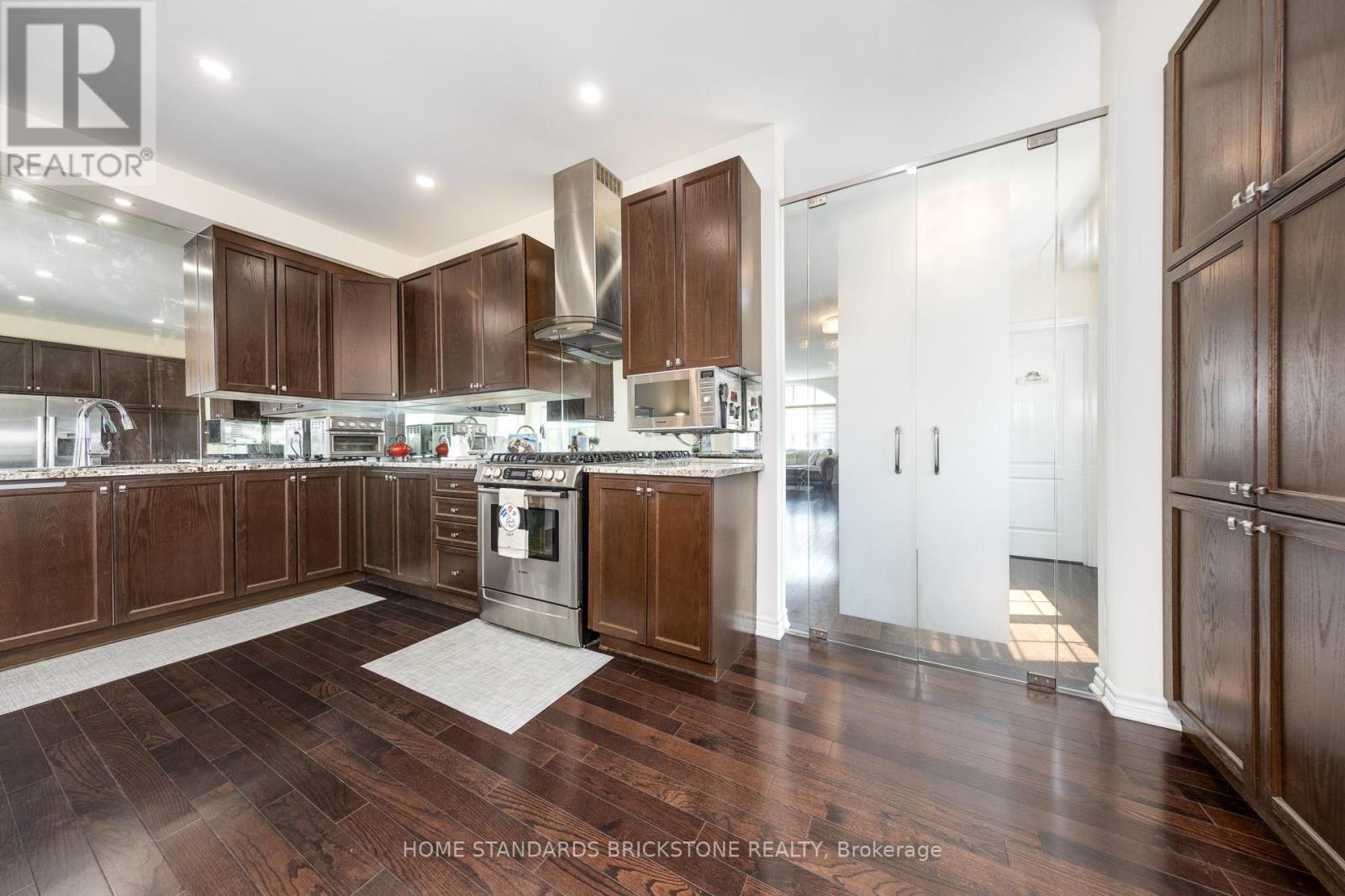 28 - 8777 Dufferin Street, Vaughan, ON - Indoor Photo Showing Kitchen