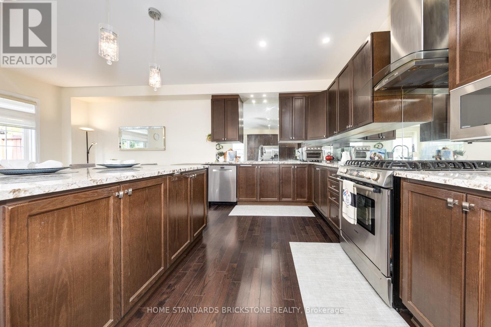 28 - 8777 Dufferin Street, Vaughan, ON - Indoor Photo Showing Kitchen With Upgraded Kitchen