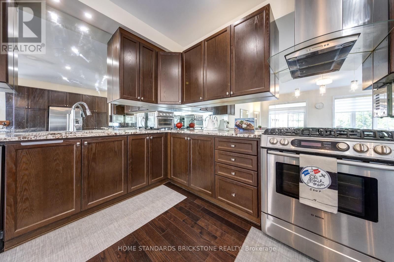 28 - 8777 Dufferin Street, Vaughan, ON - Indoor Photo Showing Kitchen