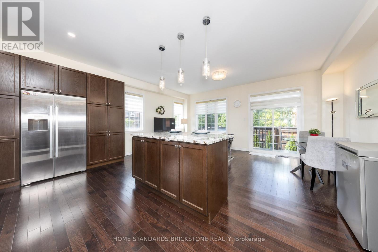 28 - 8777 Dufferin Street, Vaughan, ON - Indoor Photo Showing Kitchen With Upgraded Kitchen