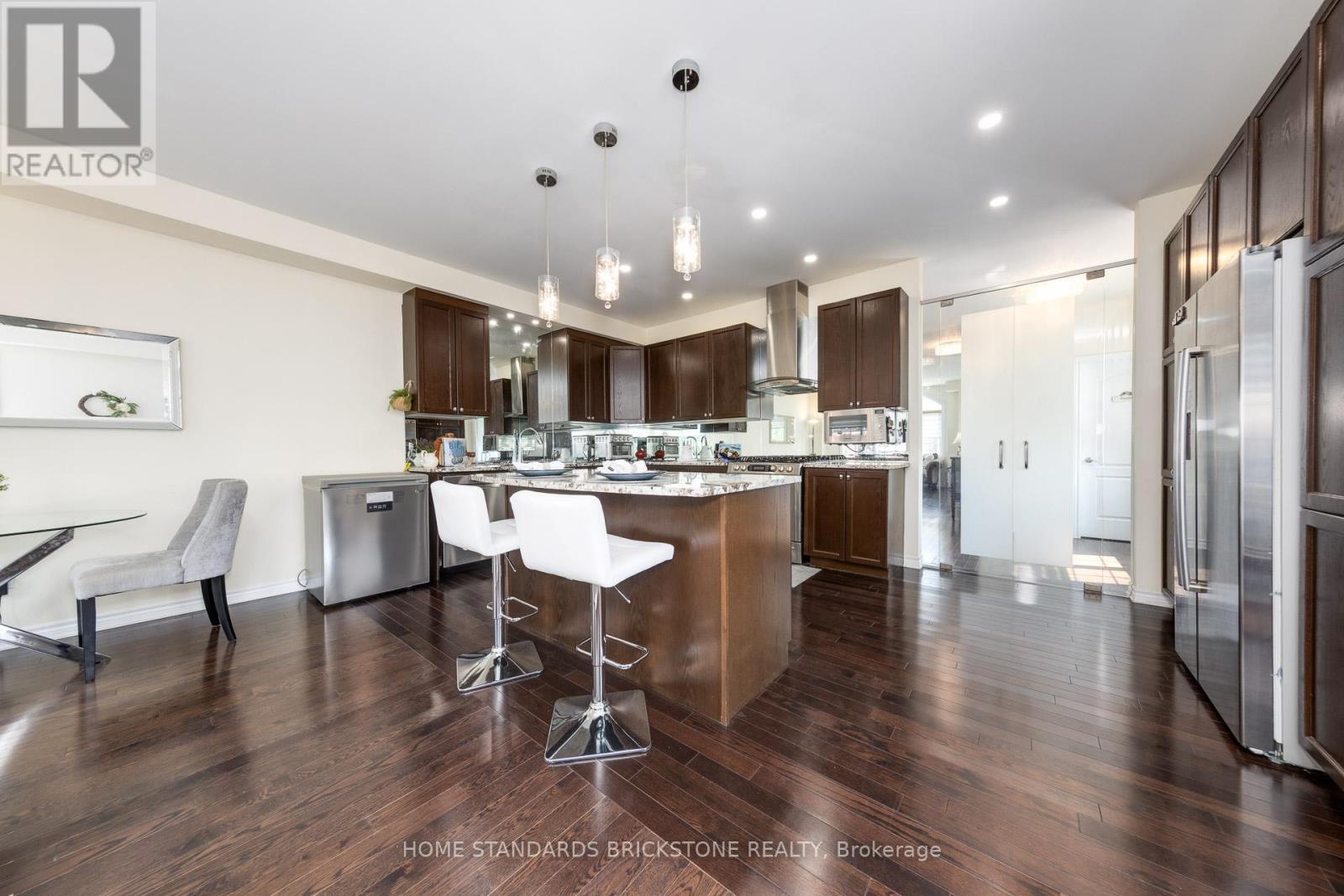 28 - 8777 Dufferin Street, Vaughan, ON - Indoor