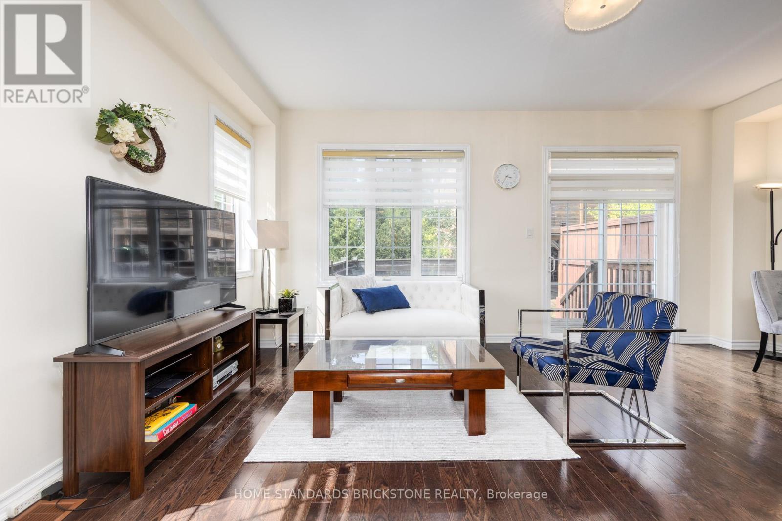 28 - 8777 Dufferin Street, Vaughan, ON - Indoor Photo Showing Living Room