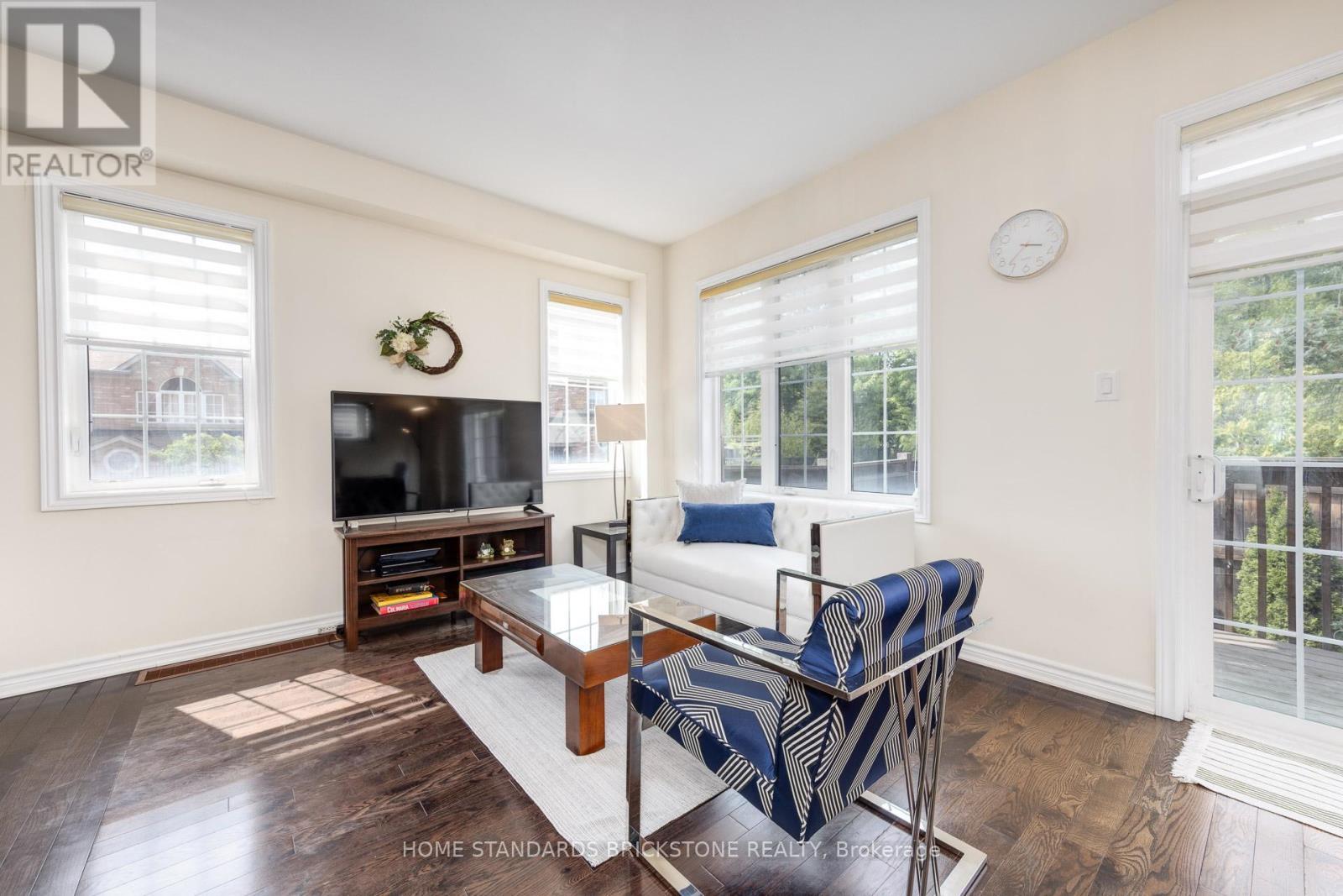 28 - 8777 Dufferin Street, Vaughan, ON - Indoor Photo Showing Living Room