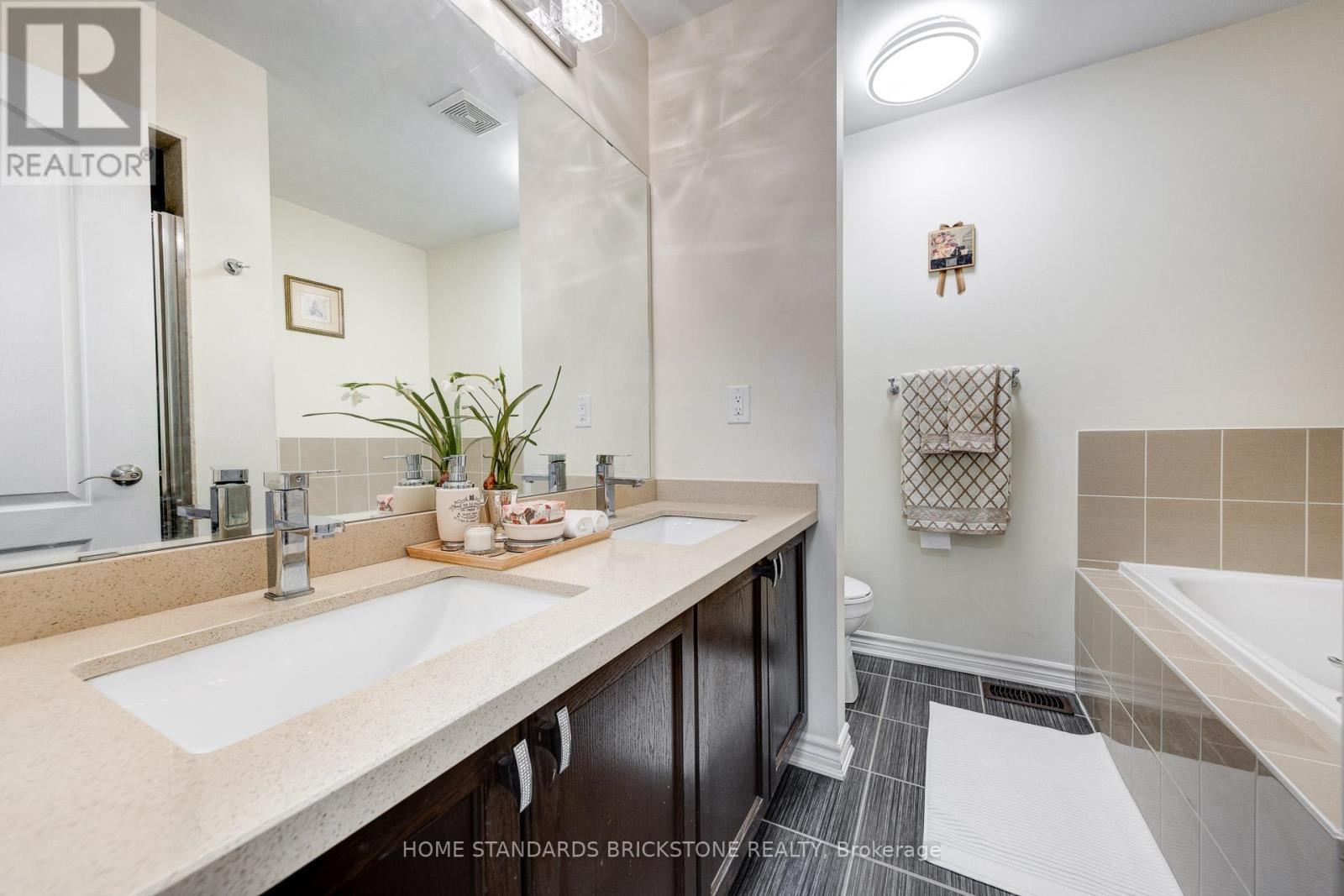 28 - 8777 Dufferin Street, Vaughan, ON - Indoor Photo Showing Bathroom