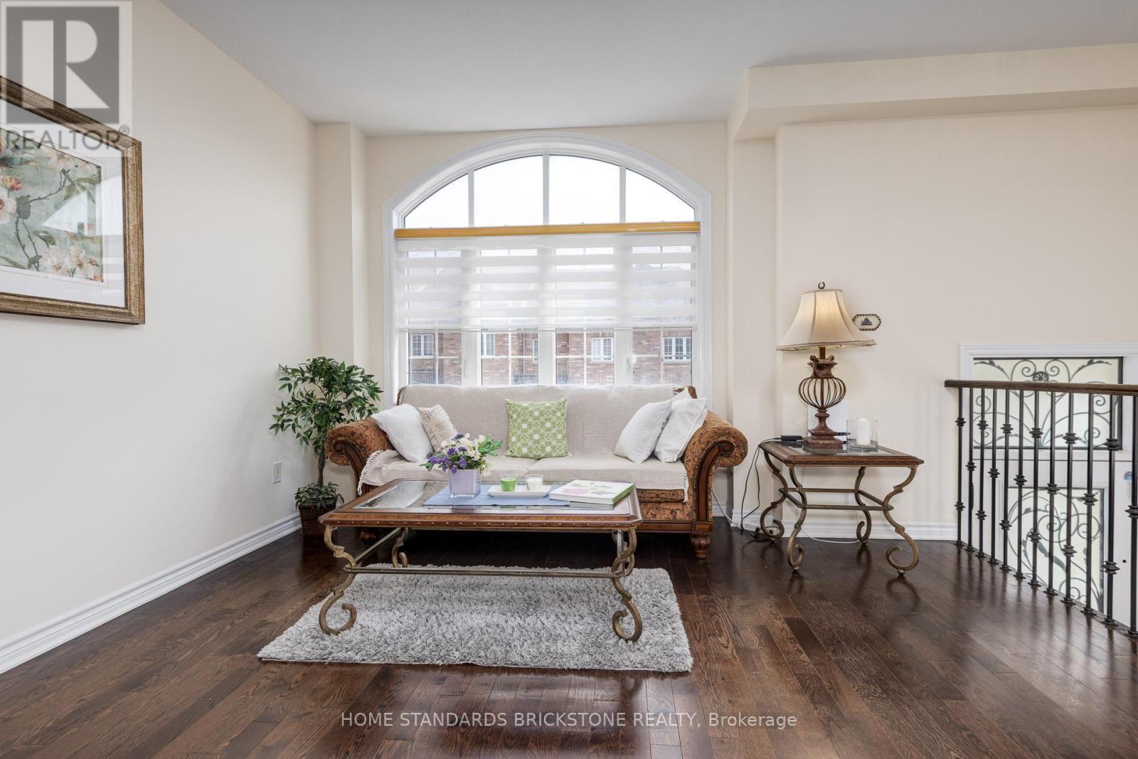 28 - 8777 Dufferin Street, Vaughan, ON - Indoor Photo Showing Living Room