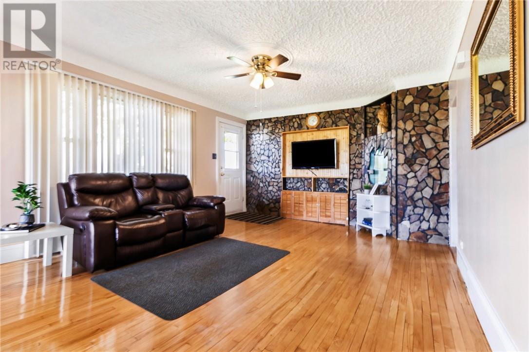 3201 Main Street, Blezard Valley, ON - Indoor Photo Showing Living Room