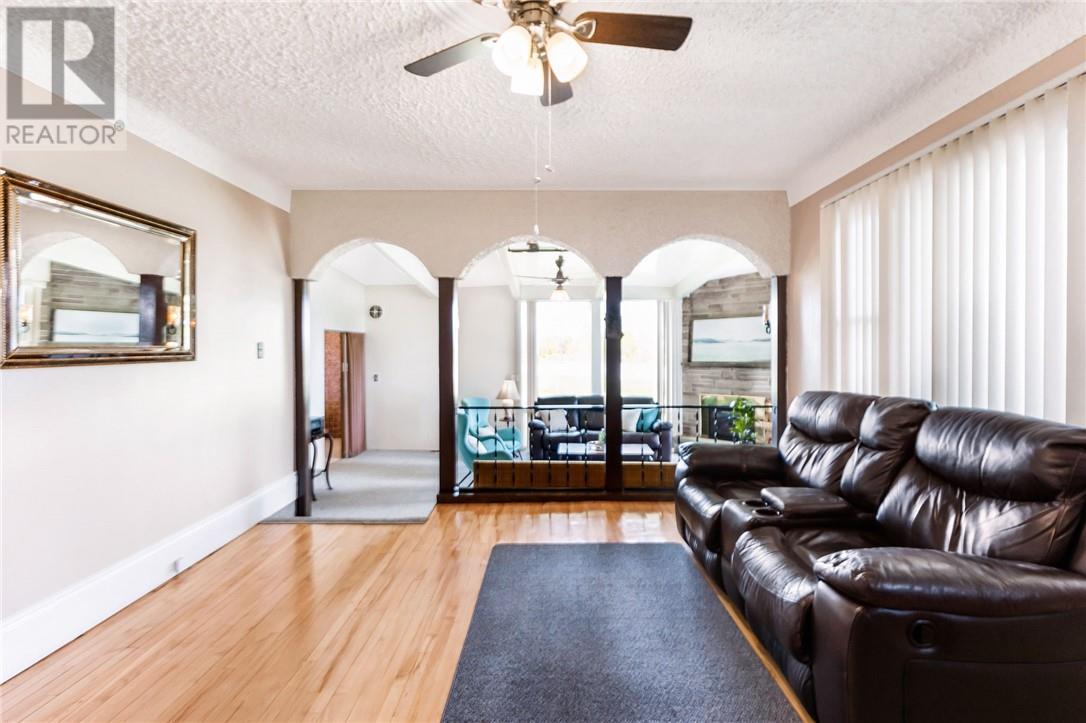 3201 Main Street, Blezard Valley, ON - Indoor Photo Showing Living Room