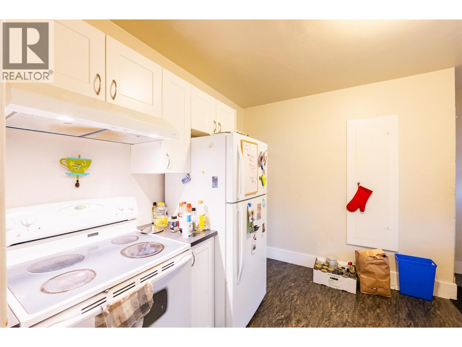 220-222 Vernon Street, Nelson, BC - Indoor Photo Showing Kitchen
