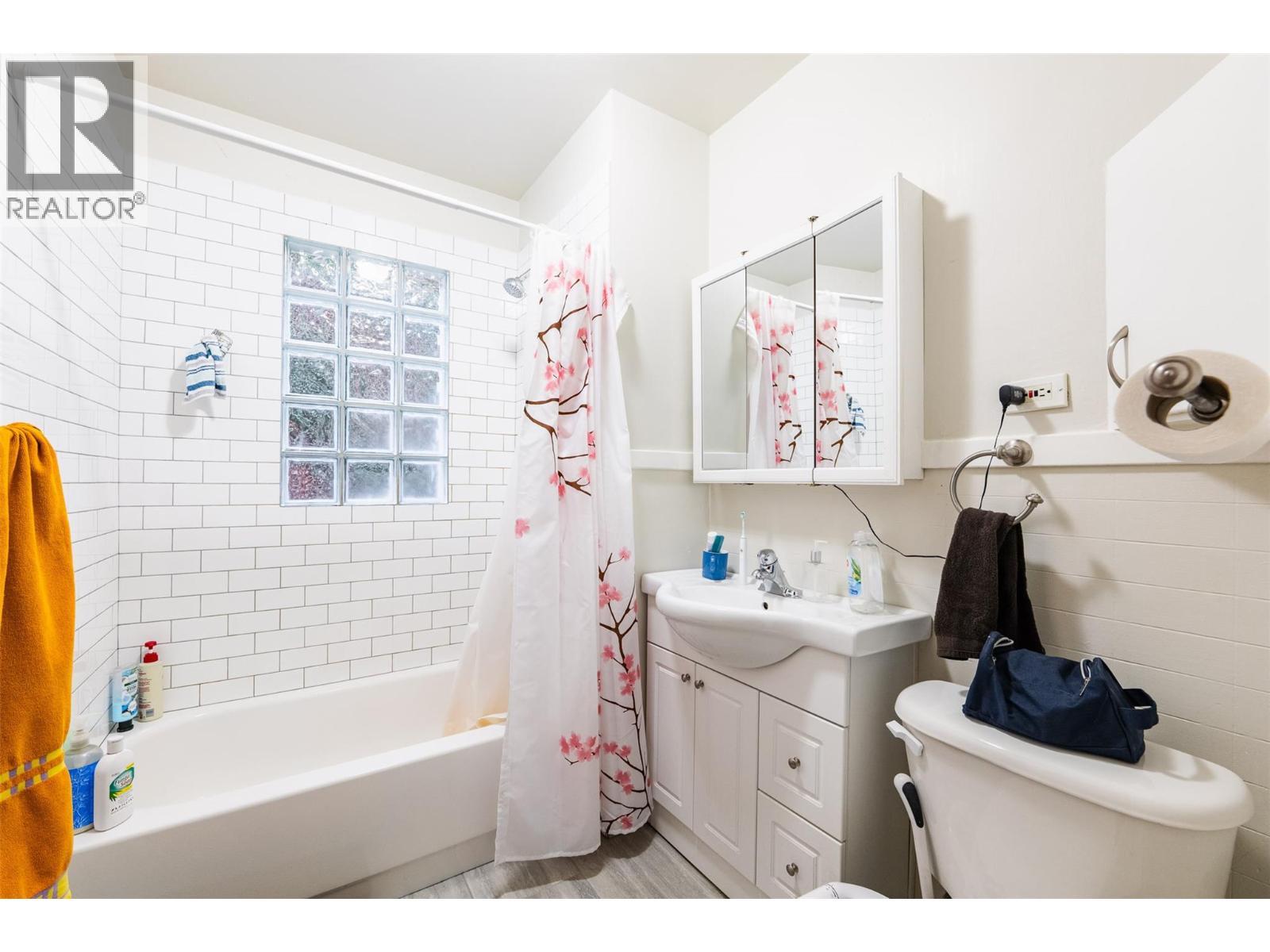 220-222 Vernon Street, Nelson, BC - Indoor Photo Showing Bathroom