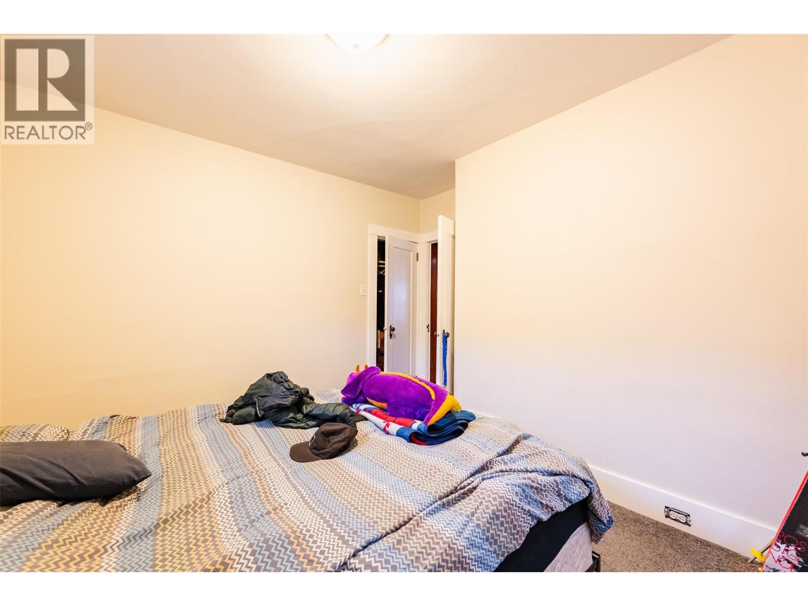 220-222 Vernon Street, Nelson, BC - Indoor Photo Showing Bedroom