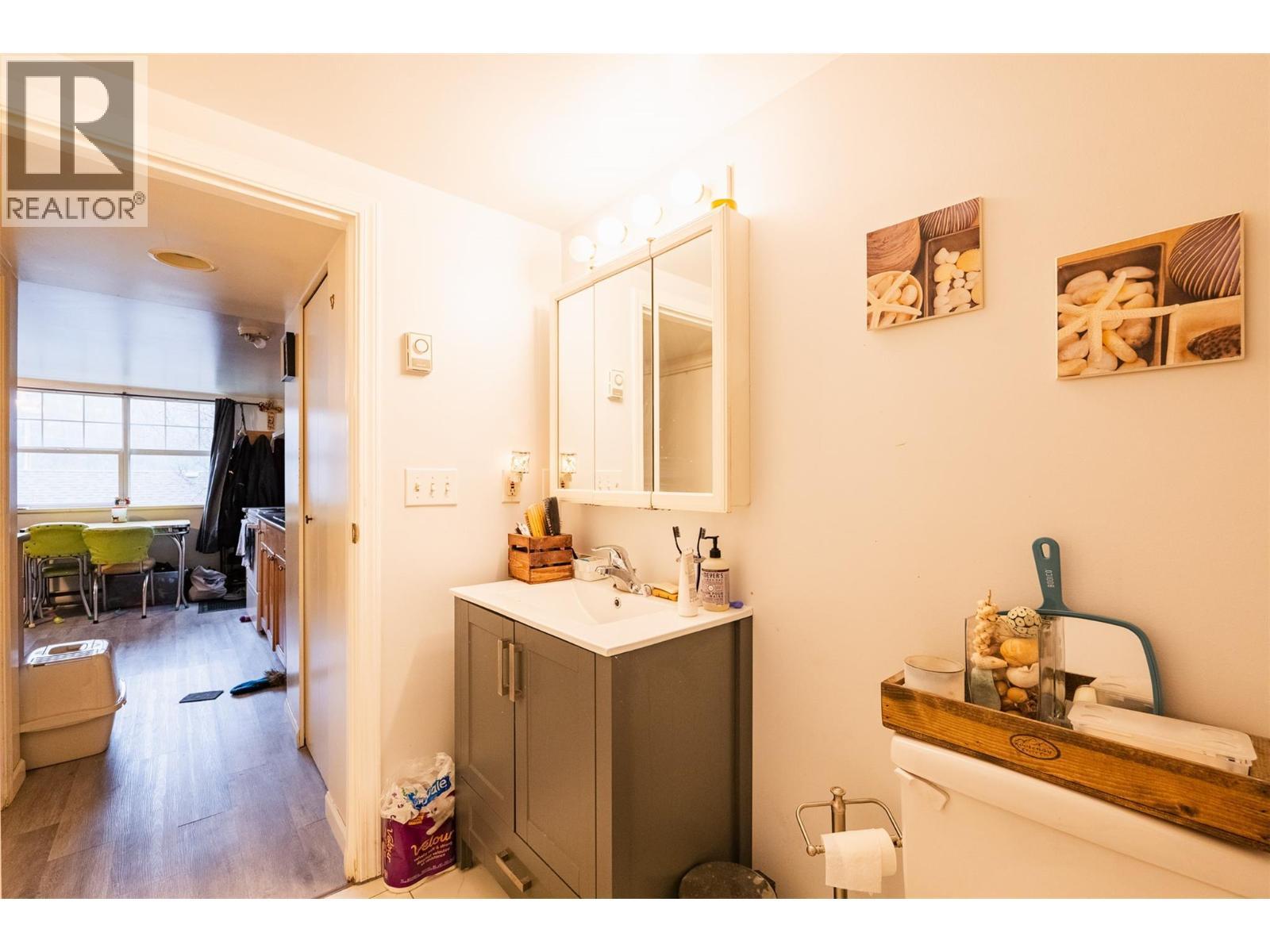 220-222 Vernon Street, Nelson, BC - Indoor Photo Showing Other Room