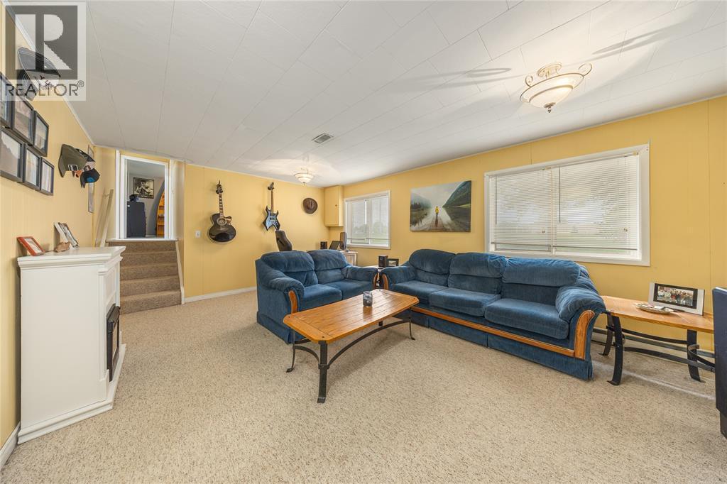 7884 Rawlings Road, Lambton Shores, ON - Indoor Photo Showing Living Room