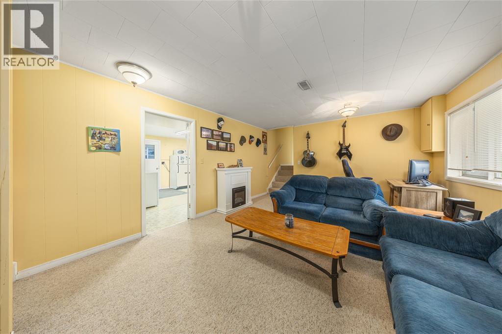 7884 Rawlings Road, Lambton Shores, ON - Indoor Photo Showing Living Room