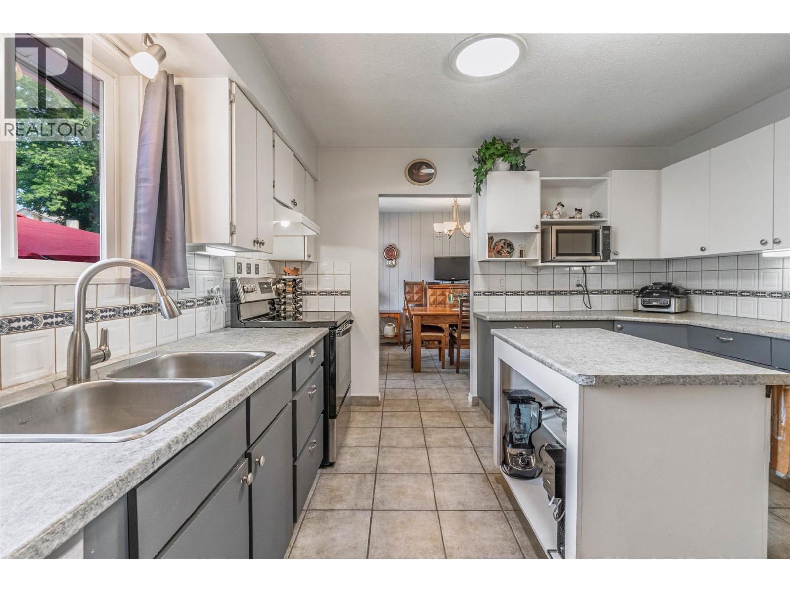 520 3Rd Avenue, Keremeos, BC - Indoor Photo Showing Kitchen With Double Sink