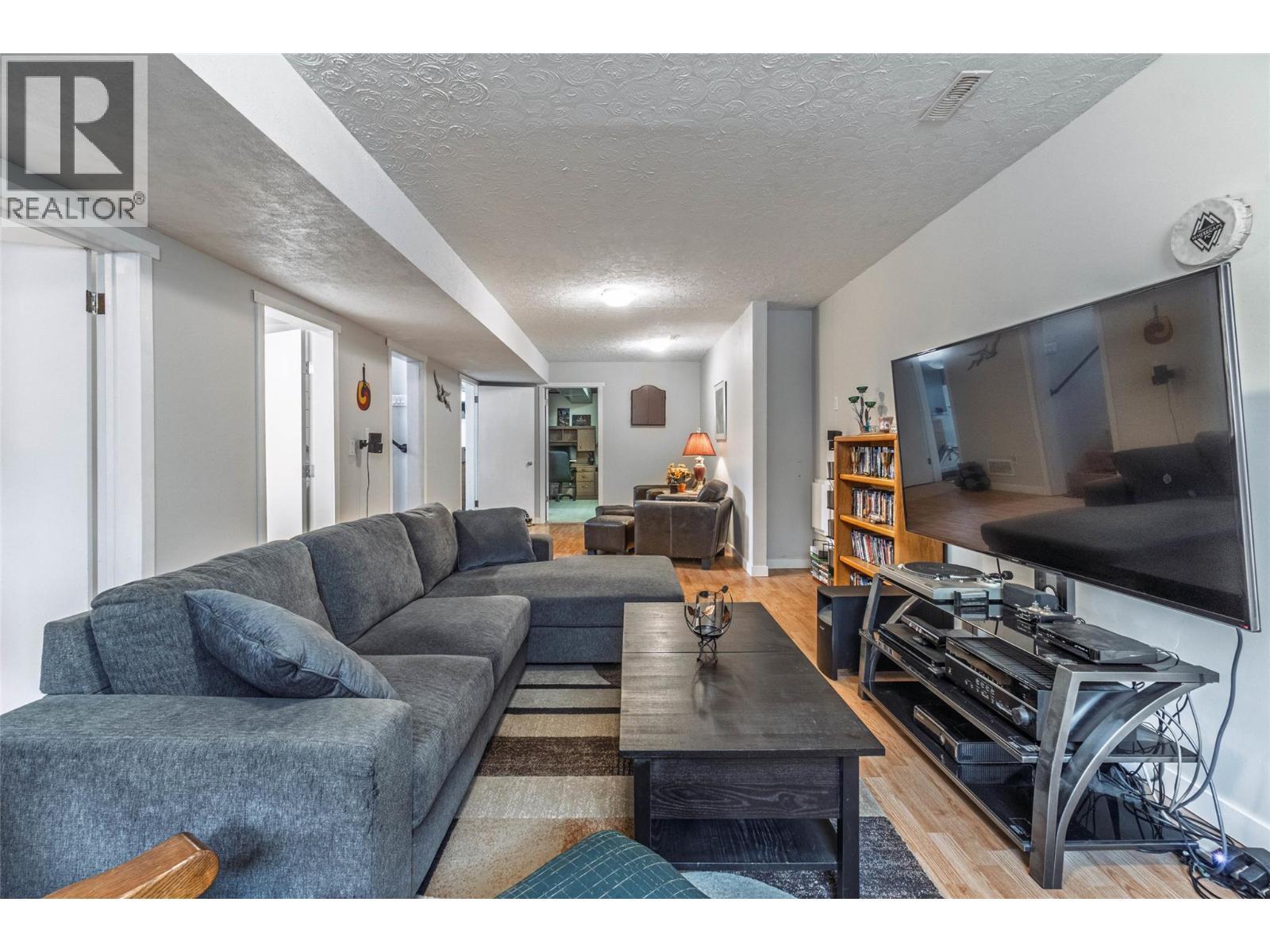 520 3Rd Avenue, Keremeos, BC - Indoor Photo Showing Living Room