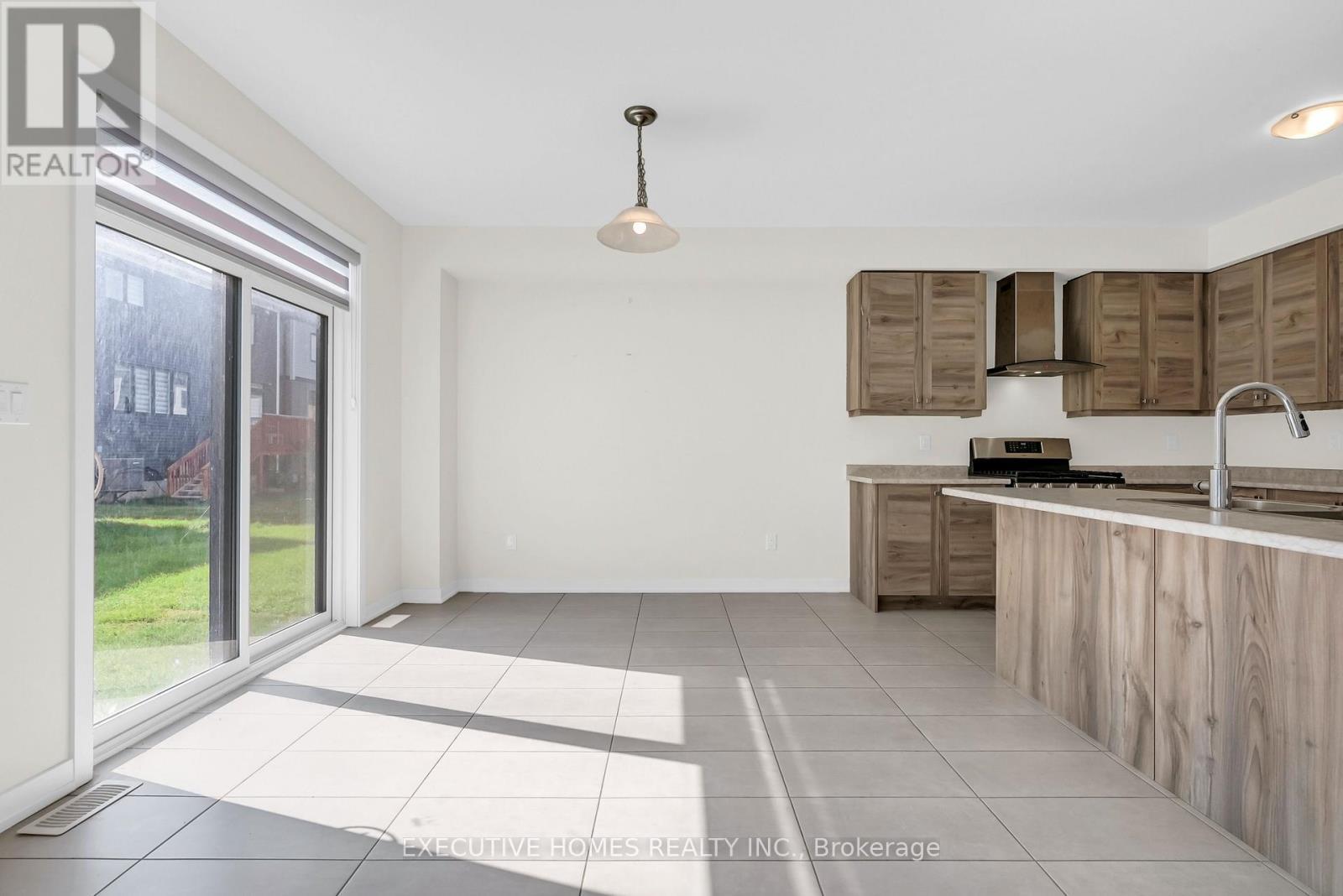 170 Lilac Circle, Haldimand, ON - Indoor Photo Showing Kitchen With Double Sink