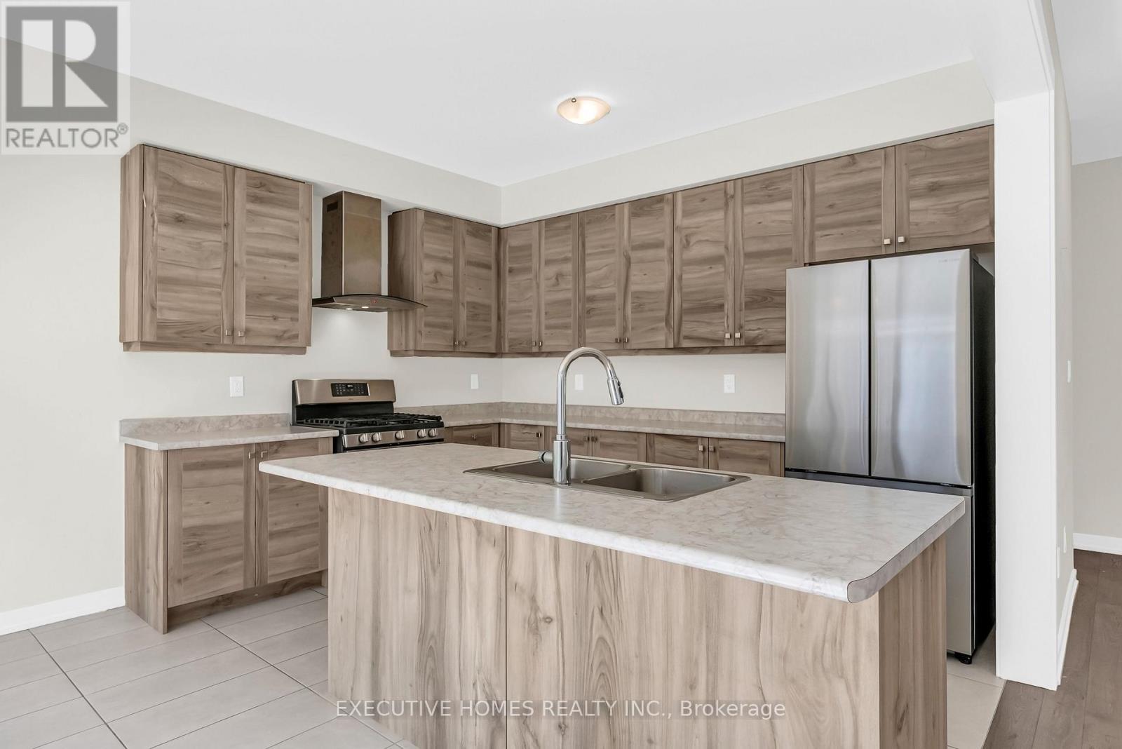 170 Lilac Circle, Haldimand, ON - Indoor Photo Showing Kitchen With Double Sink