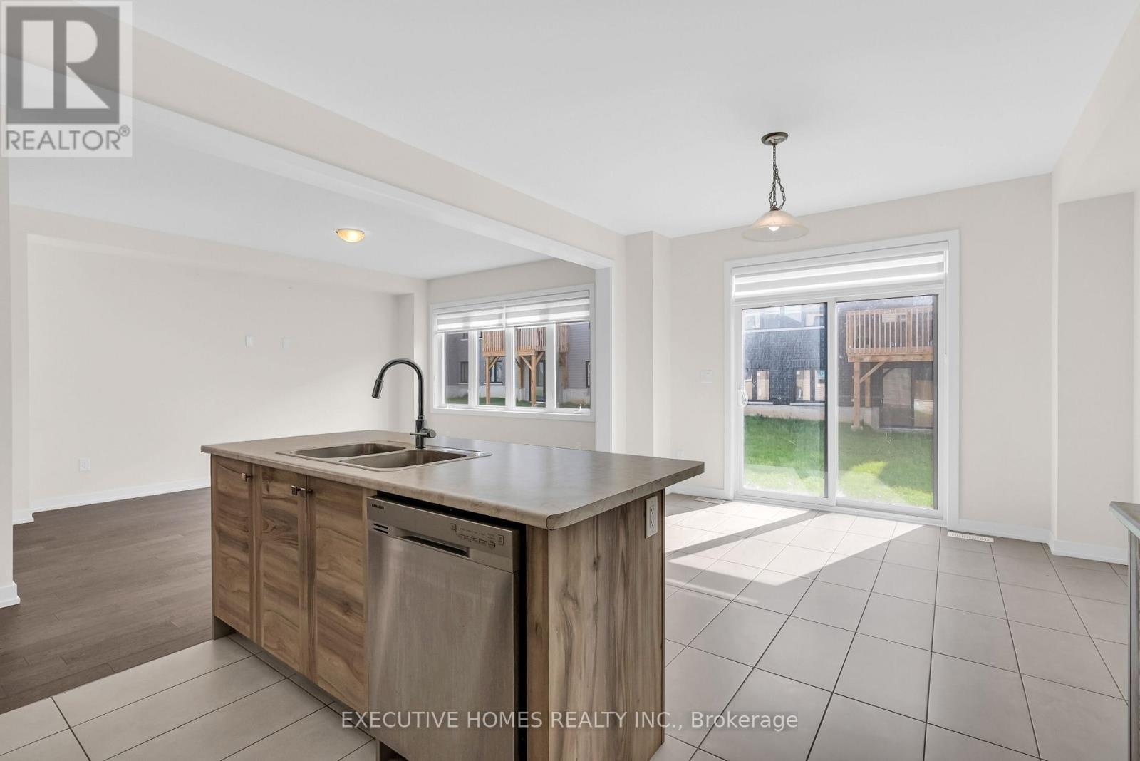 170 Lilac Circle, Haldimand, ON - Indoor Photo Showing Kitchen With Double Sink