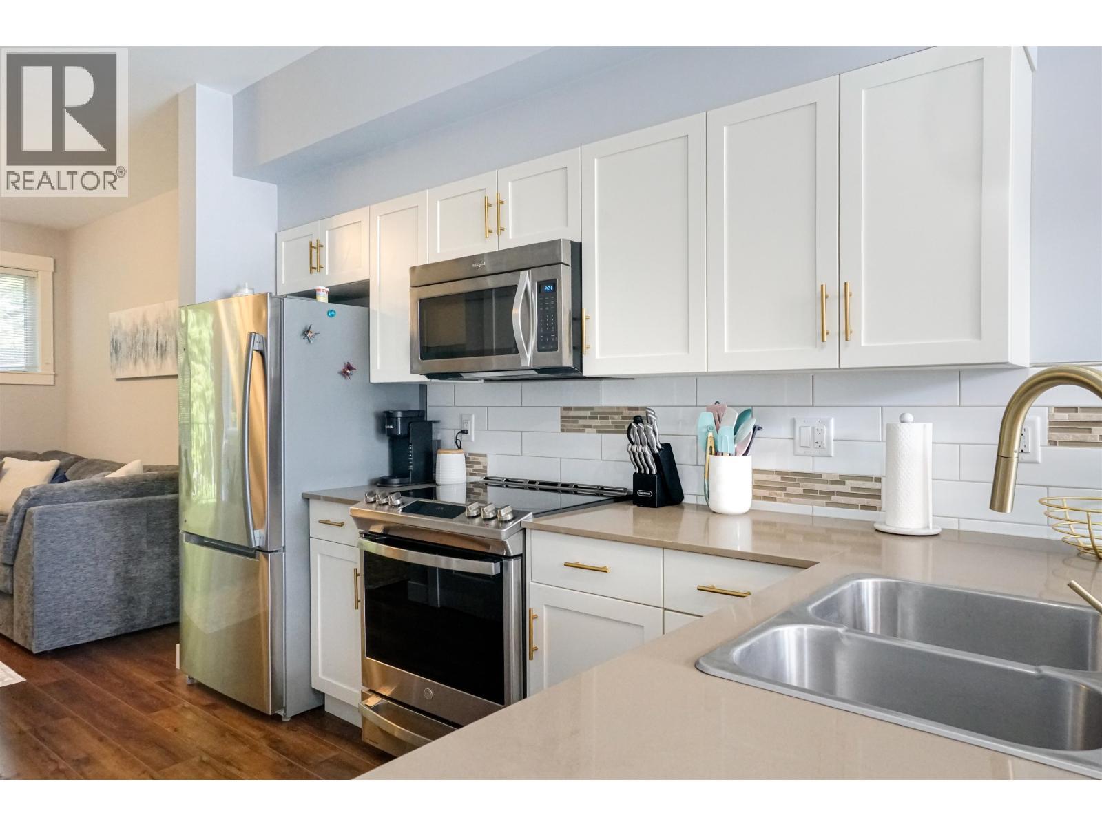 307 110 Baxter Avenue, Kitimat, BC - Indoor Photo Showing Kitchen With Double Sink