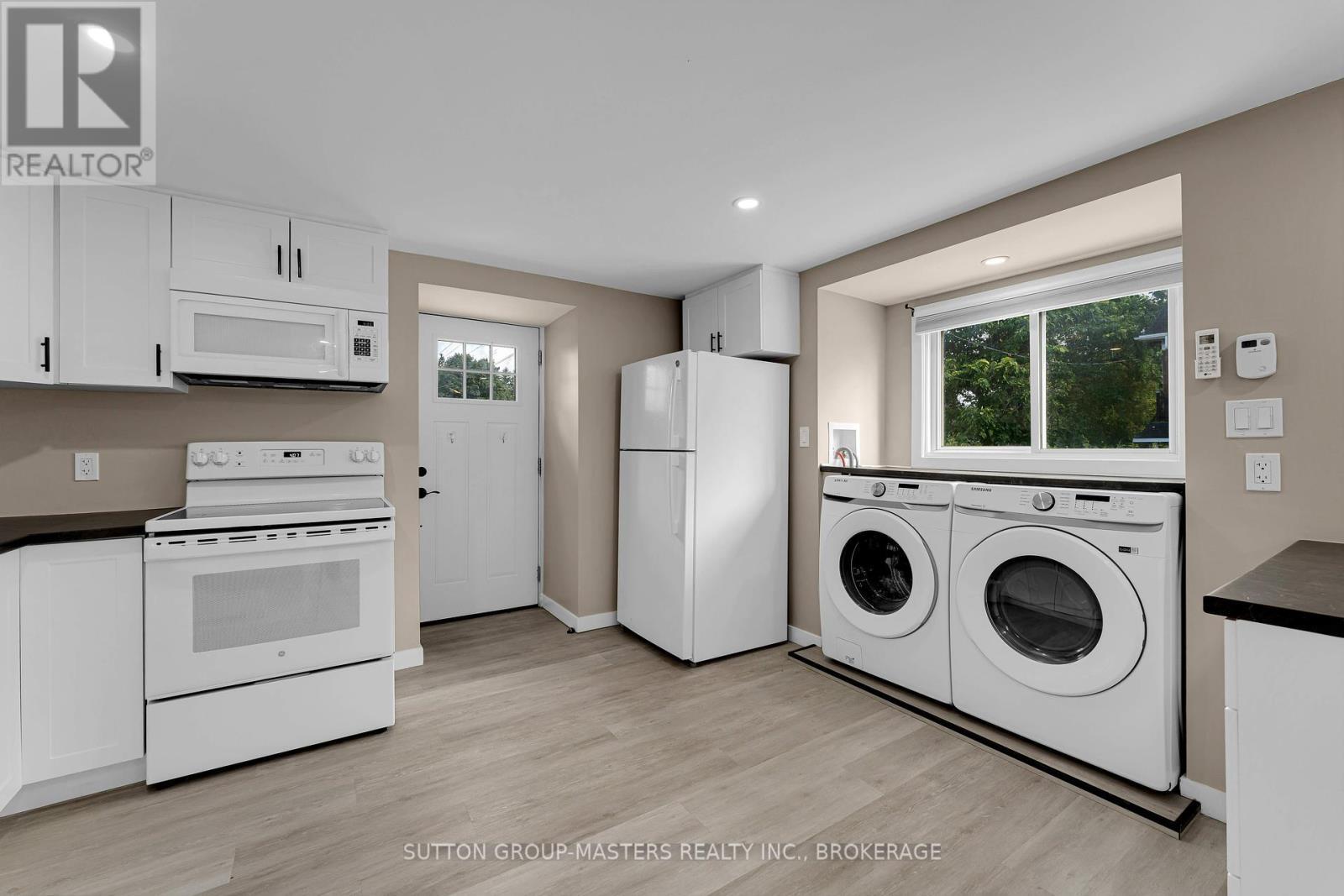 Unit 4 - 45 Quabbin Road, Front Of Yonge, ON - Indoor Photo Showing Laundry Room