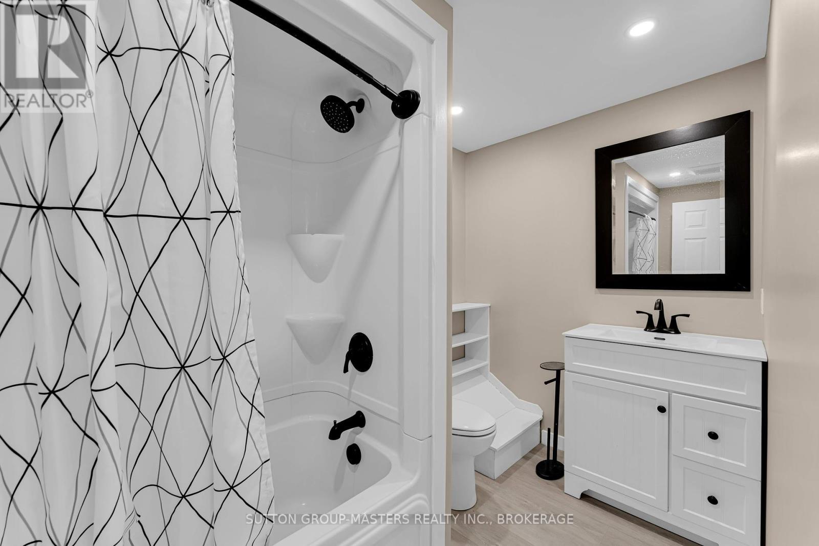 Unit 4Unit - 45 Quabbin Road, Front Of Yonge, ON - Indoor Photo Showing Bathroom