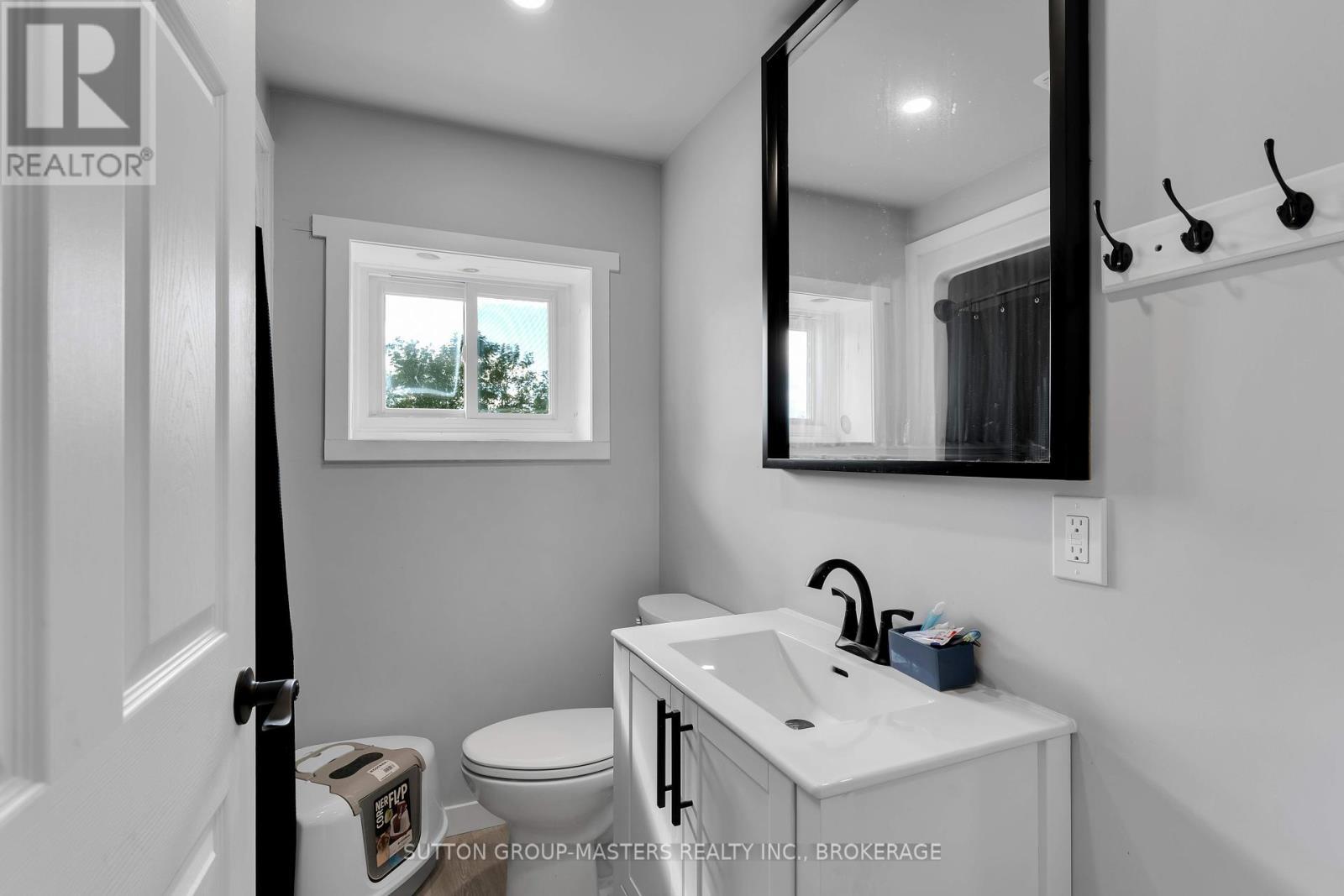 Unit 2 - 45 Quabbin Road, Front Of Yonge, ON - Indoor Photo Showing Bathroom