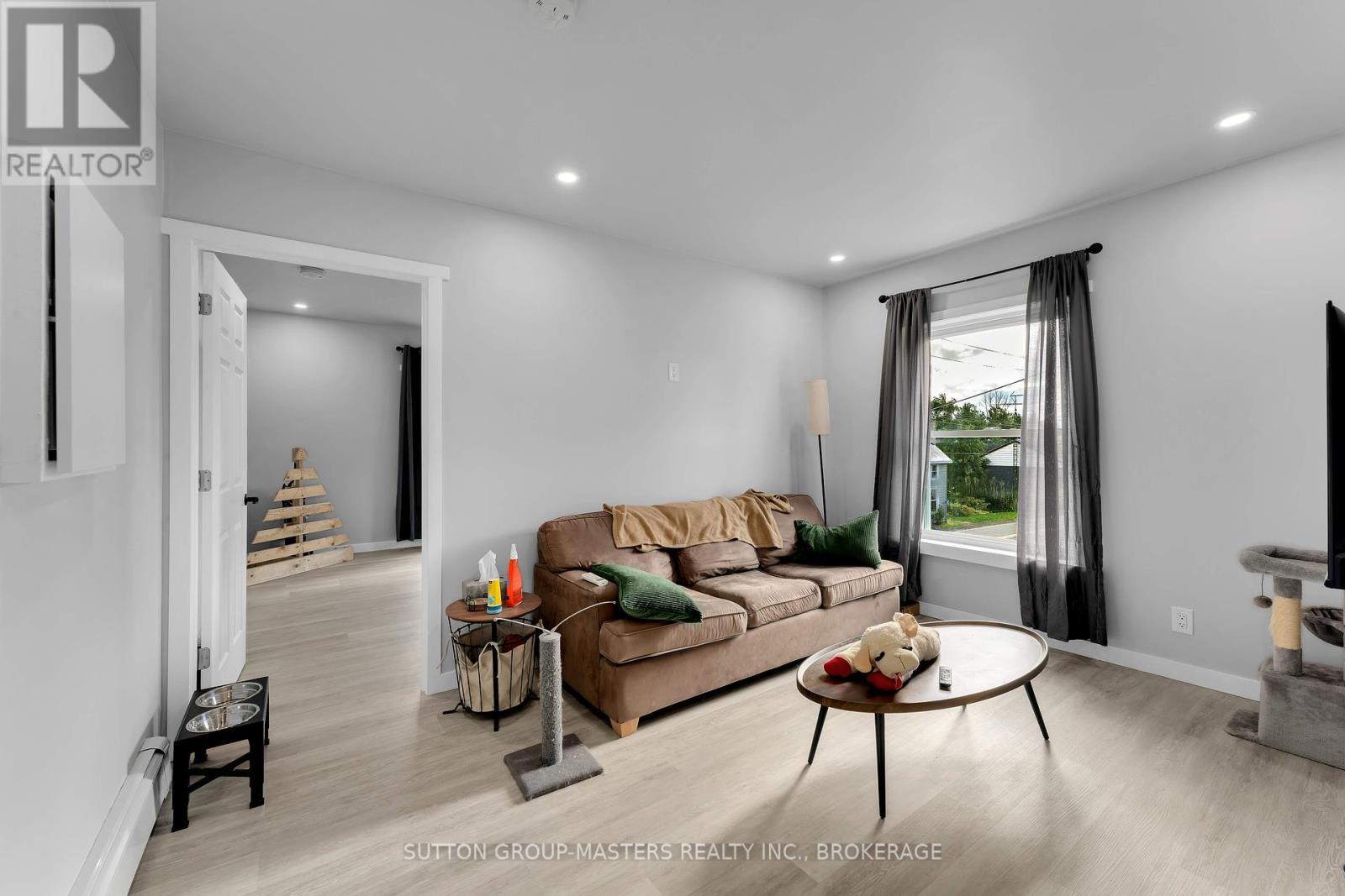 Unit 2 - 45 Quabbin Road, Front Of Yonge, ON - Indoor Photo Showing Living Room