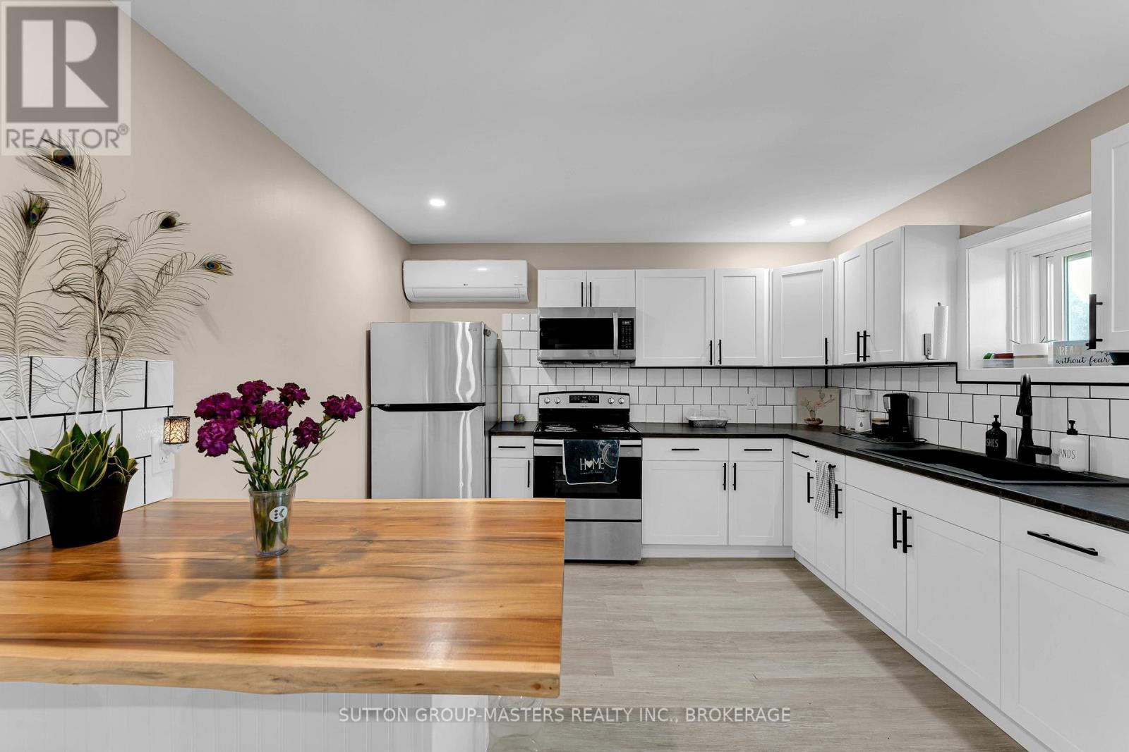 Unit 3 - 45 Quabbin Road, Front Of Yonge, ON - Indoor Photo Showing Kitchen